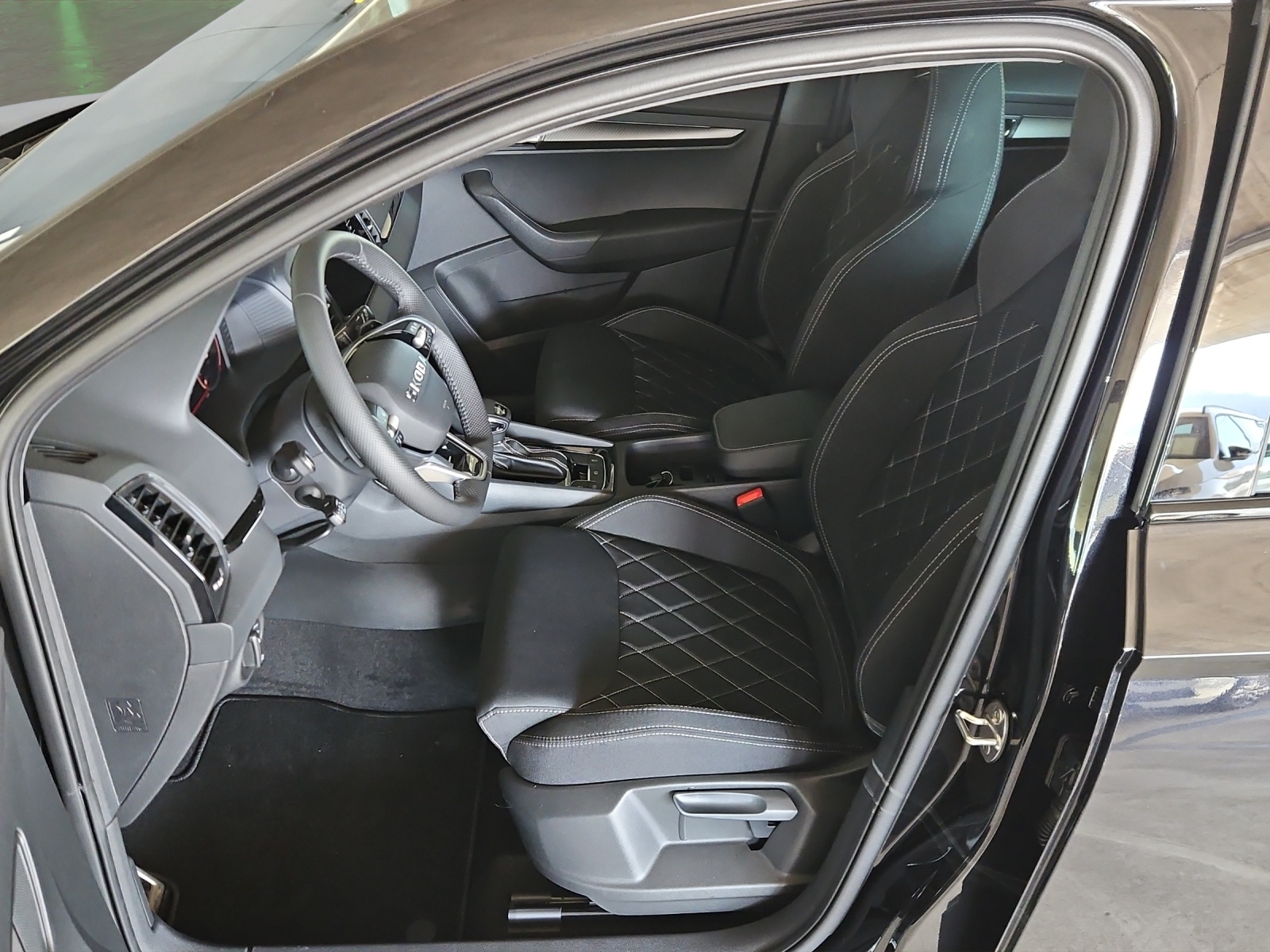 SKODA Karoq 2.0 TSI SportLine 4x4 DSG-image-8