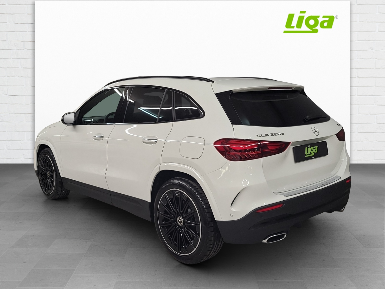 MERCEDES-BENZ GLA 220 d AMG Line 4Matic Swiss Star-image-3