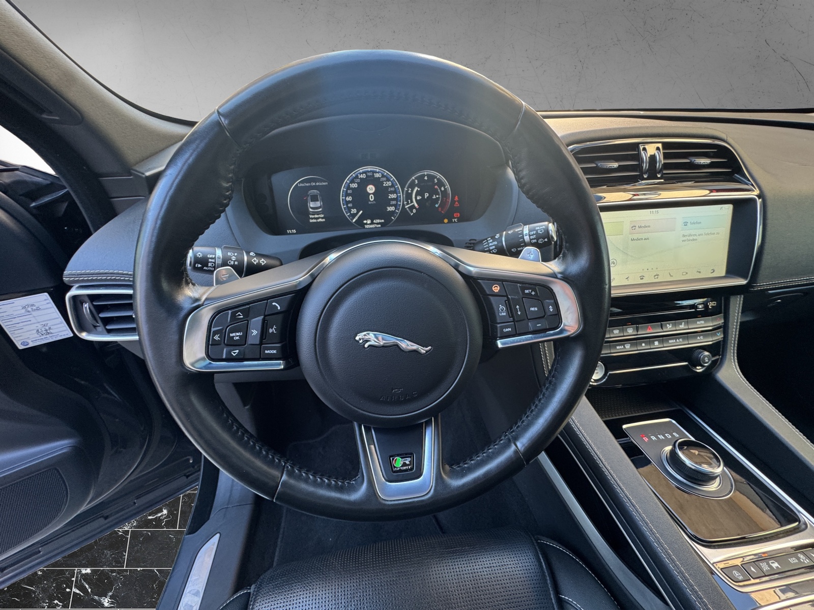 JAGUAR F-Pace 30t 2.0 R-Sport AWD Automatik-image-15