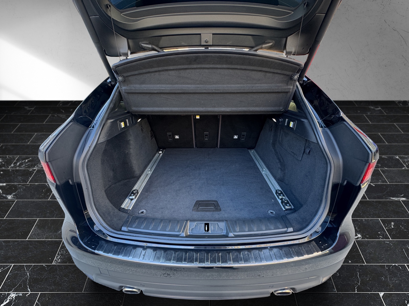 JAGUAR F-Pace 30t 2.0 R-Sport AWD Automatik-image-8