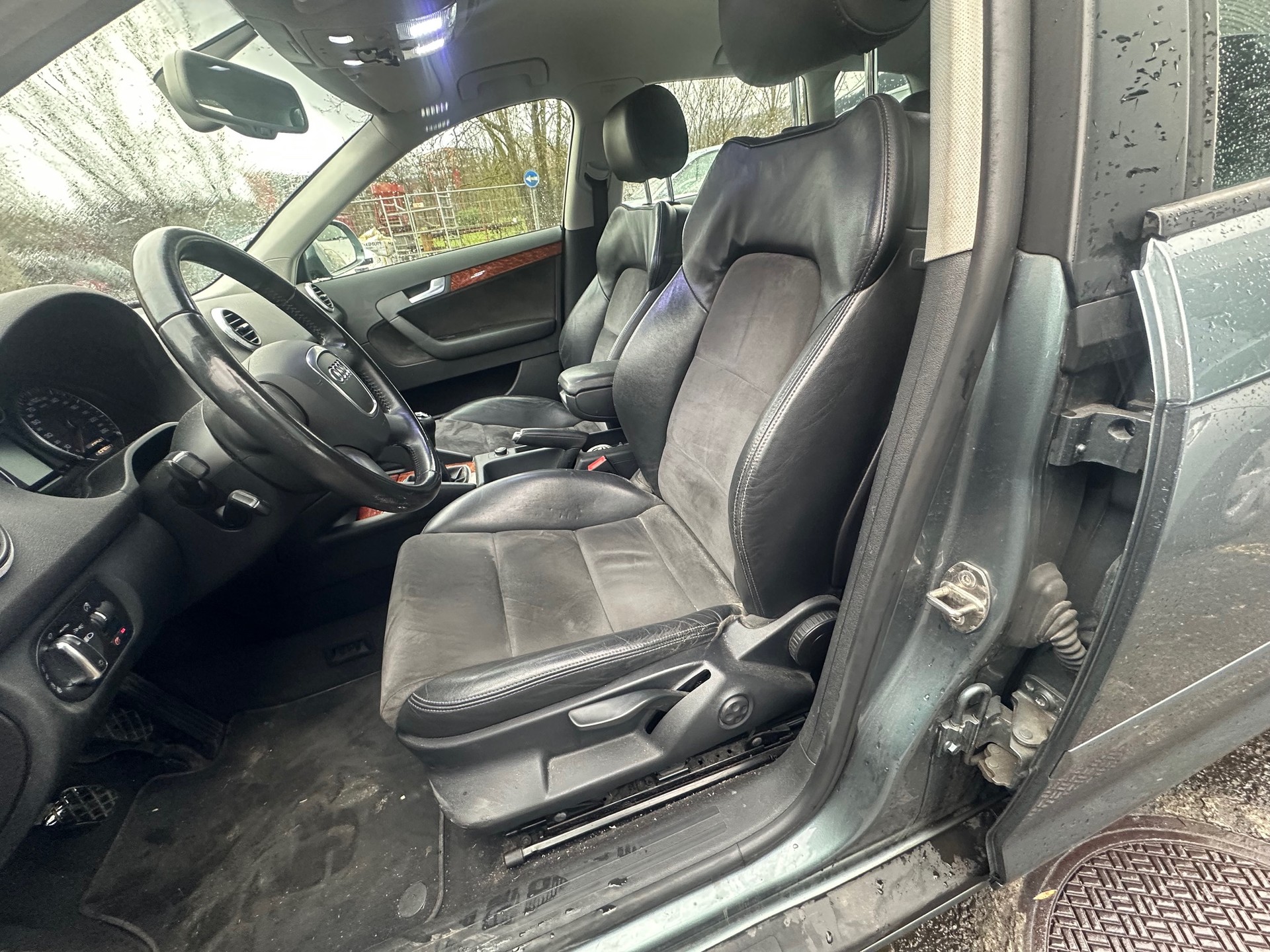 AUDI A3 Sportback 1.8 TFSI Ambiente quattro-image-3
