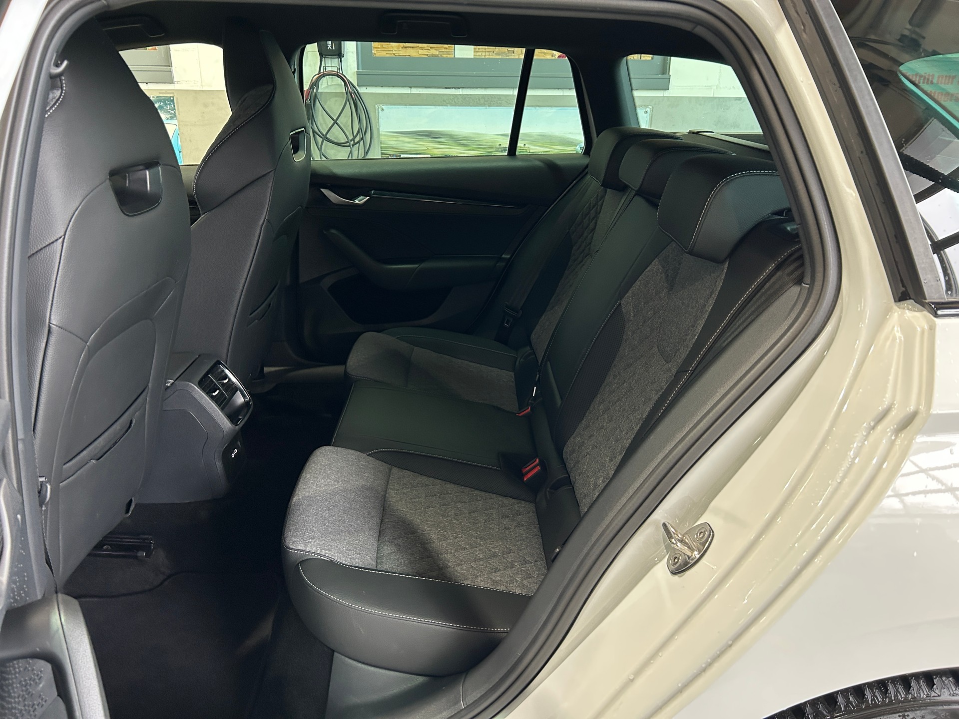 SKODA Octavia Combi 1.5 TSI mHEV DSG Sport Line-image-4