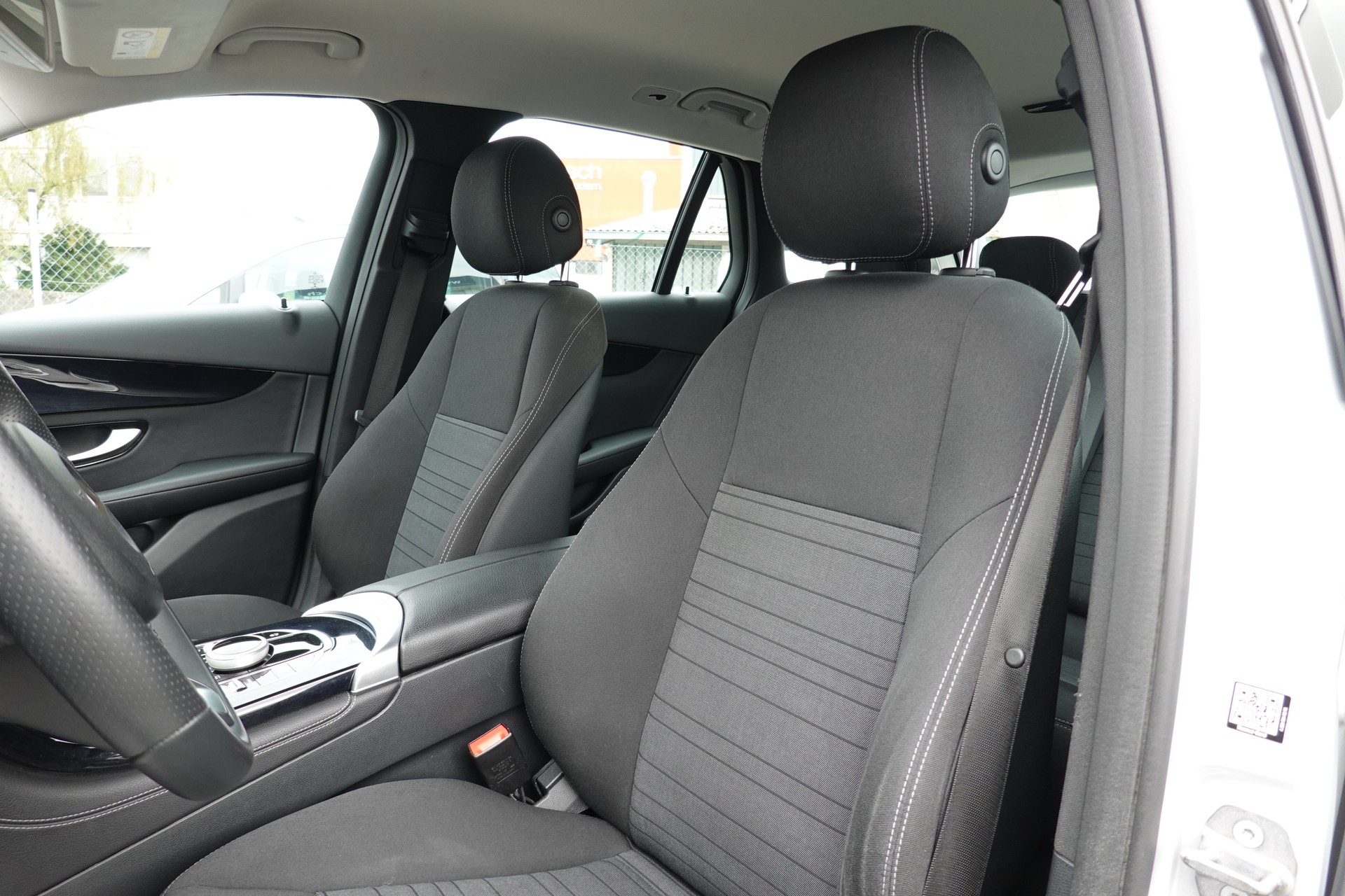 MERCEDES-BENZ GLC 220 D 4MATIC - 9G-TRONIC - 170 PS-image-12