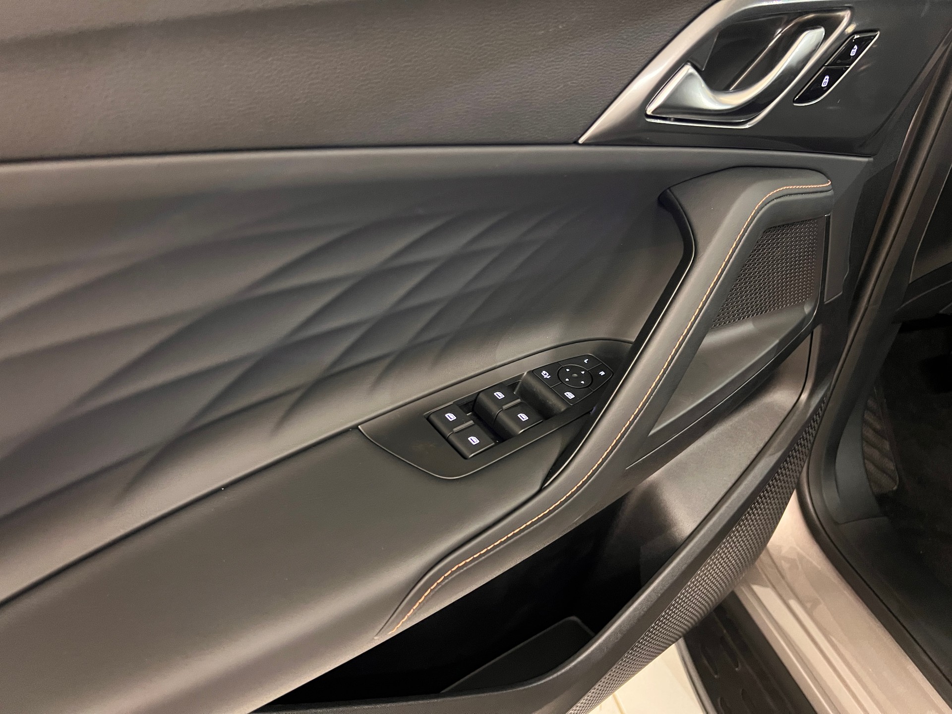 MG HS 1.5 T PHEV Luxury-image-11