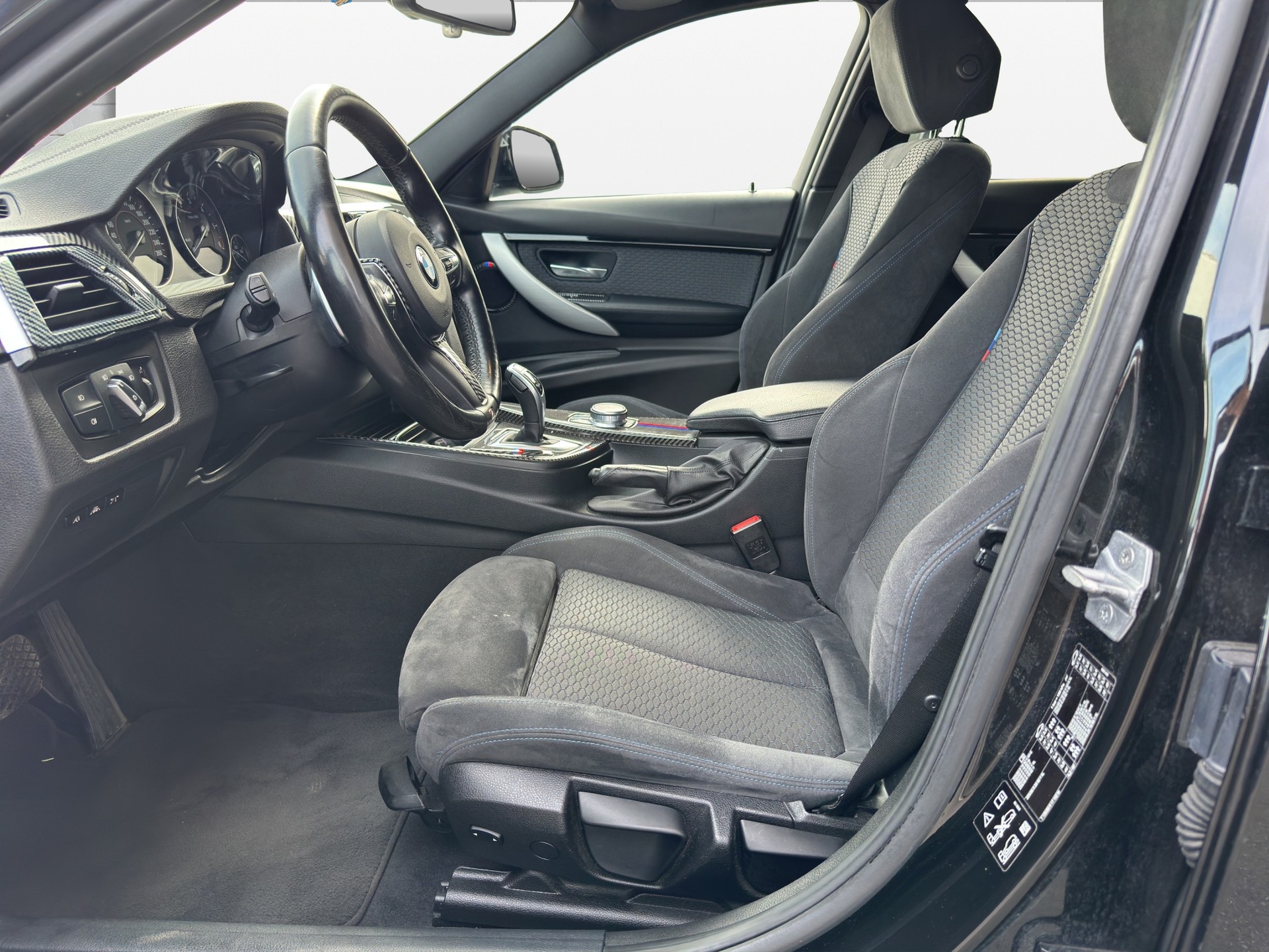 BMW 320d xDrive Touring Edition M Sport Steptronic-image-11