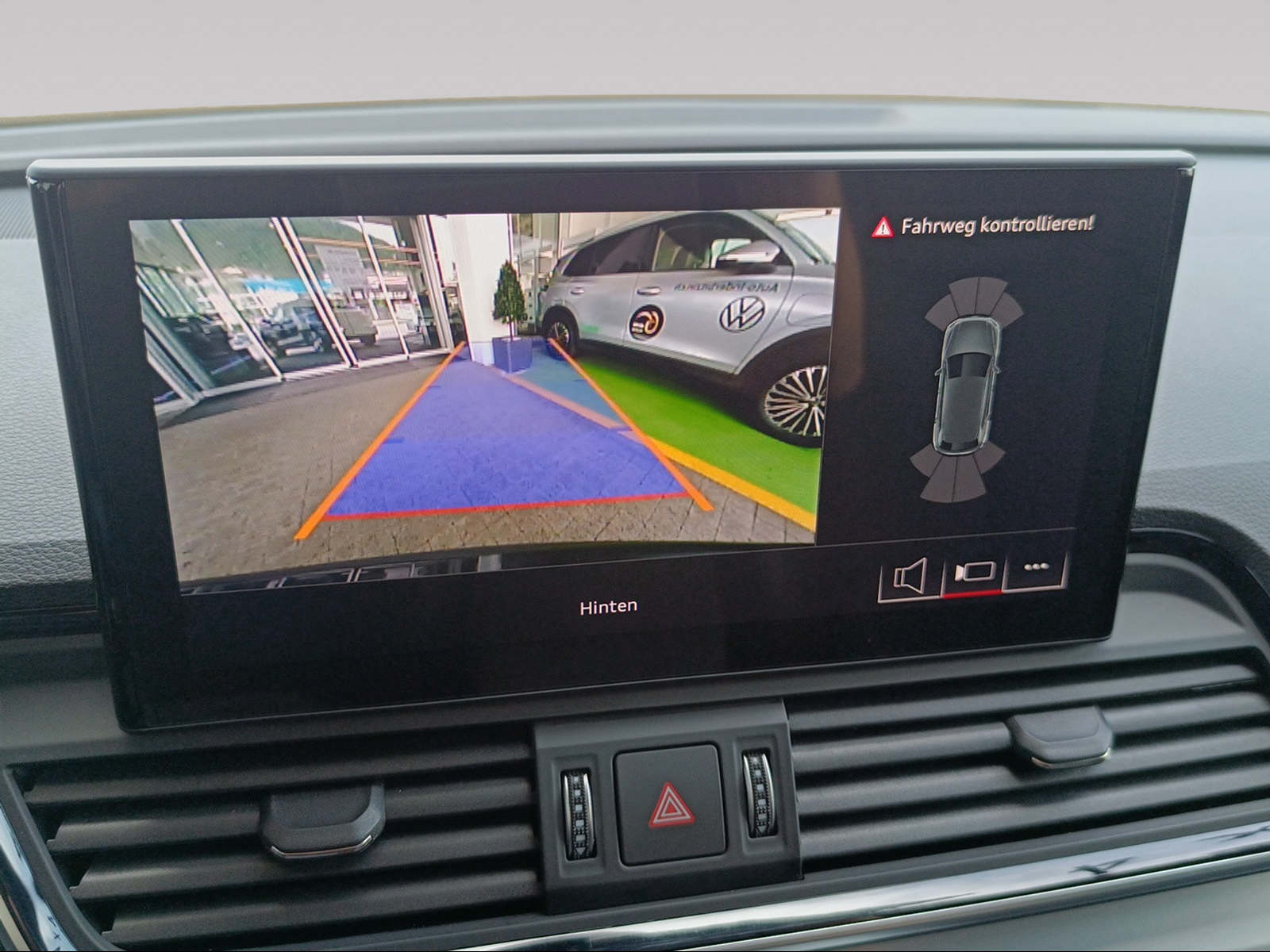 AUDI Q5 40 TDI Black Edition quattro S-tronic-image-11