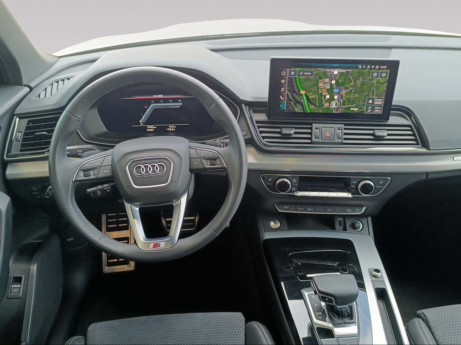 AUDI Q5 40 TDI Black Edition quattro S-tronic-image-8