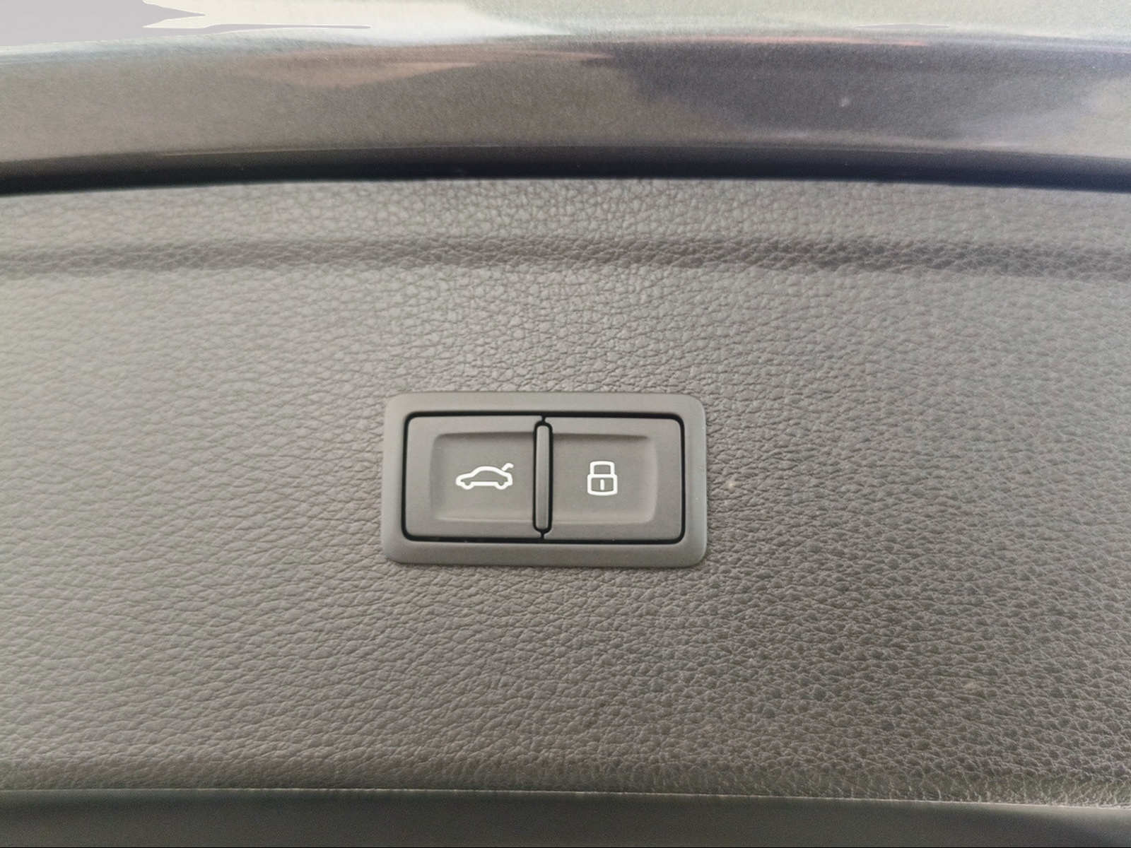 AUDI Q5 40 TDI Black Edition quattro S-tronic-image-10