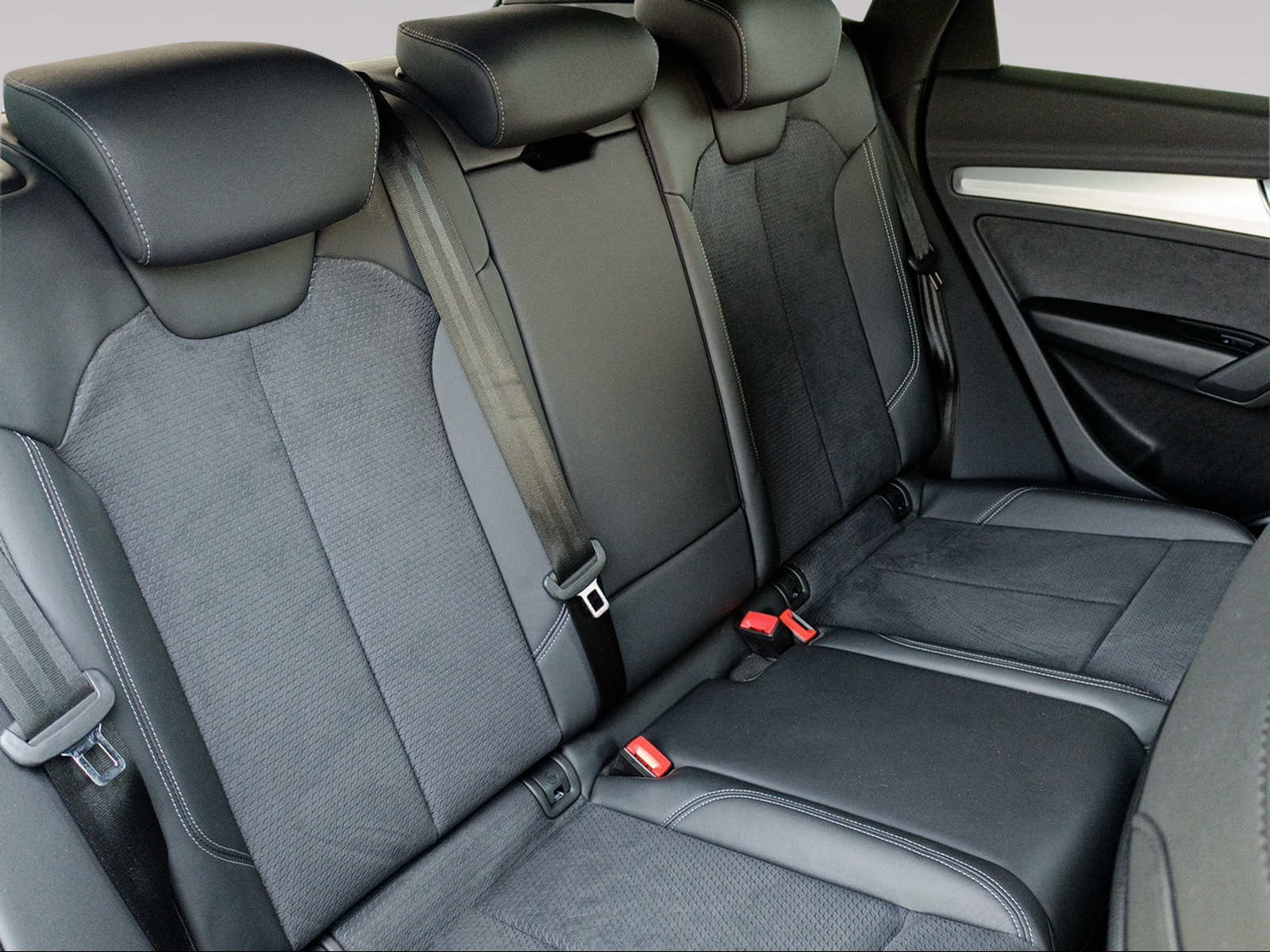 AUDI Q5 40 TDI Black Edition quattro S-tronic-image-9