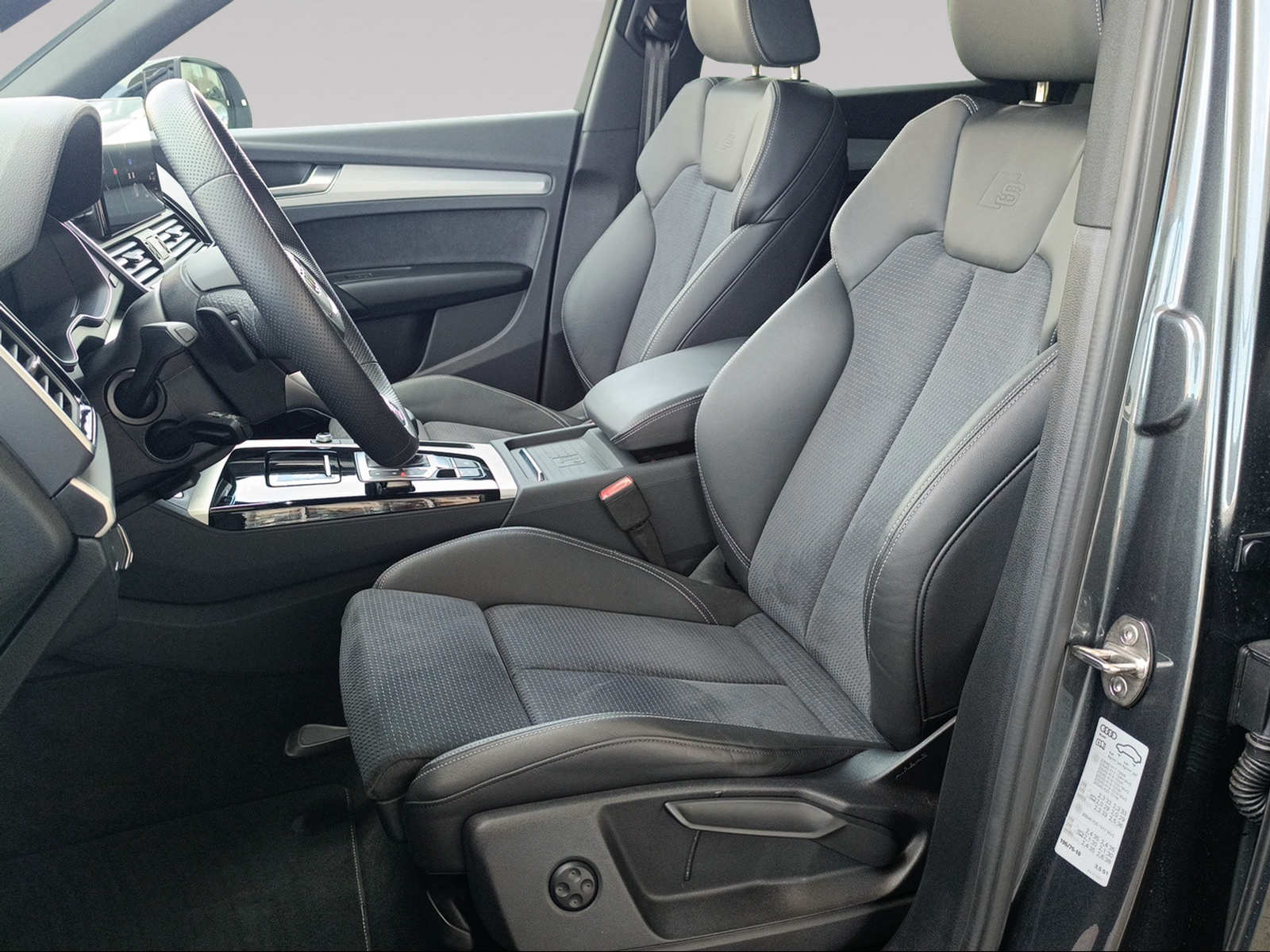 AUDI Q5 40 TDI Black Edition quattro S-tronic-image-7