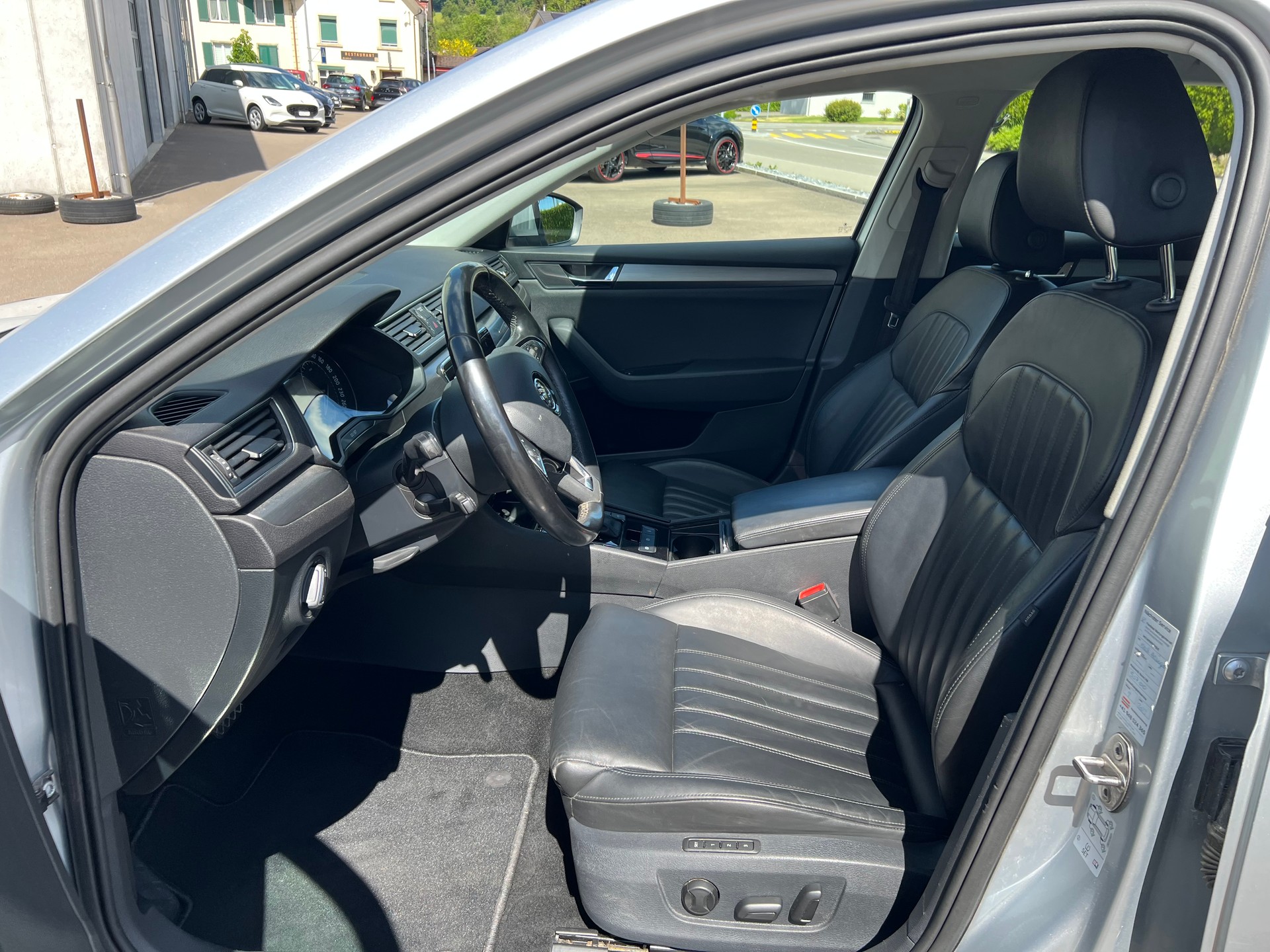 SKODA Superb Combi 2.0 TDi Style 4x4 DSG-image-10