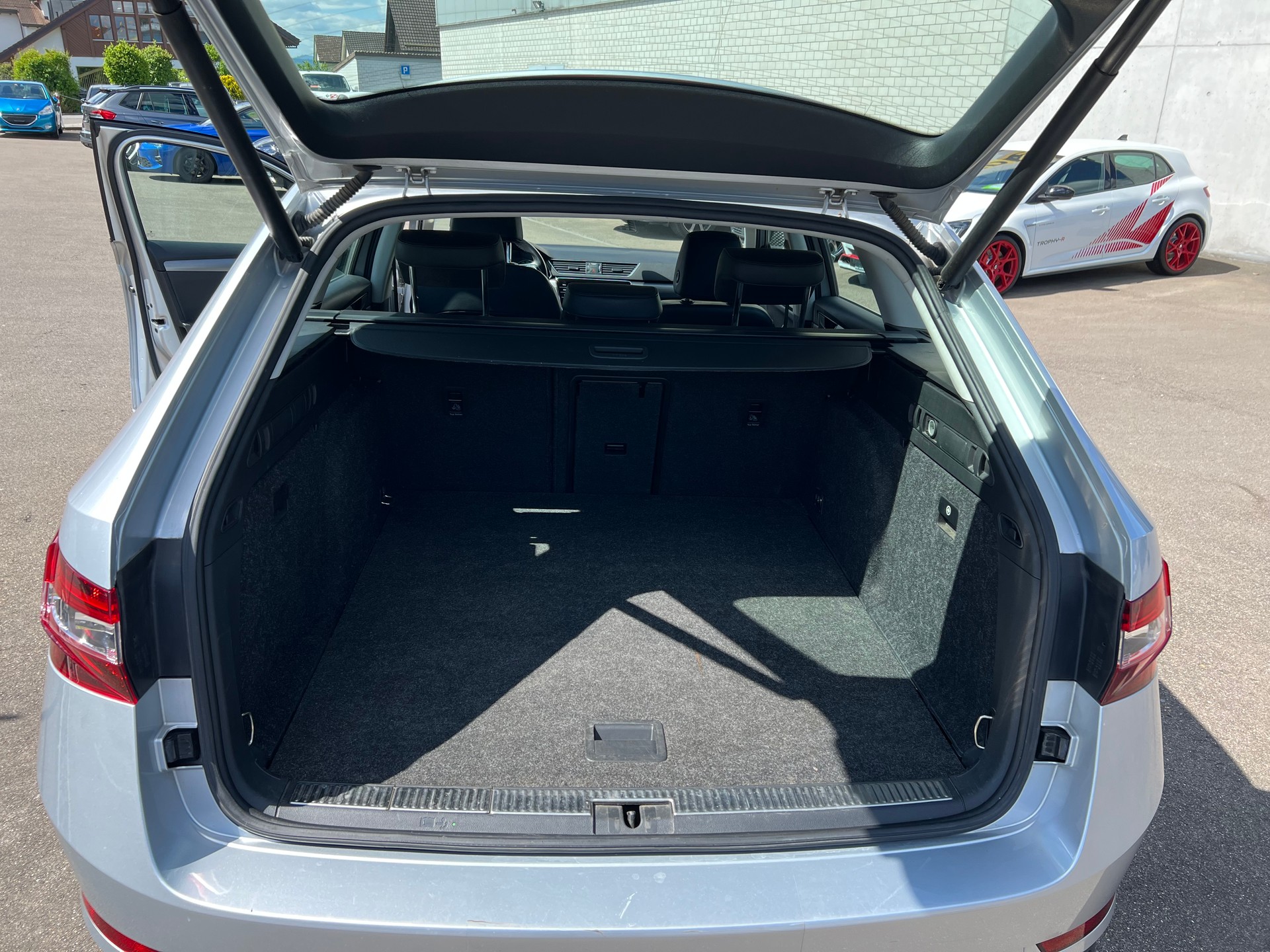 SKODA Superb Combi 2.0 TDi Style 4x4 DSG-image-21
