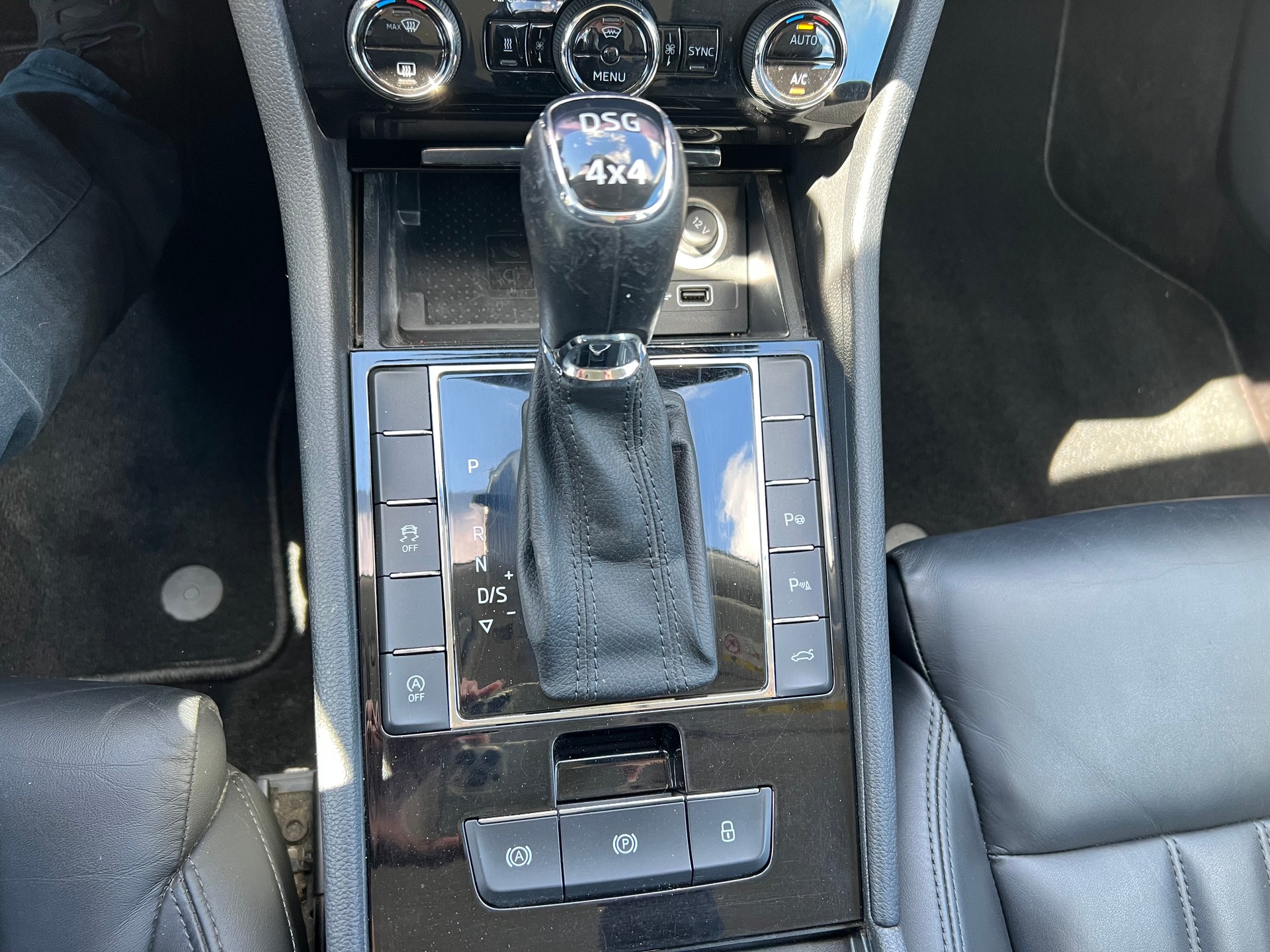 SKODA Superb Combi 2.0 TDi Style 4x4 DSG-image-14