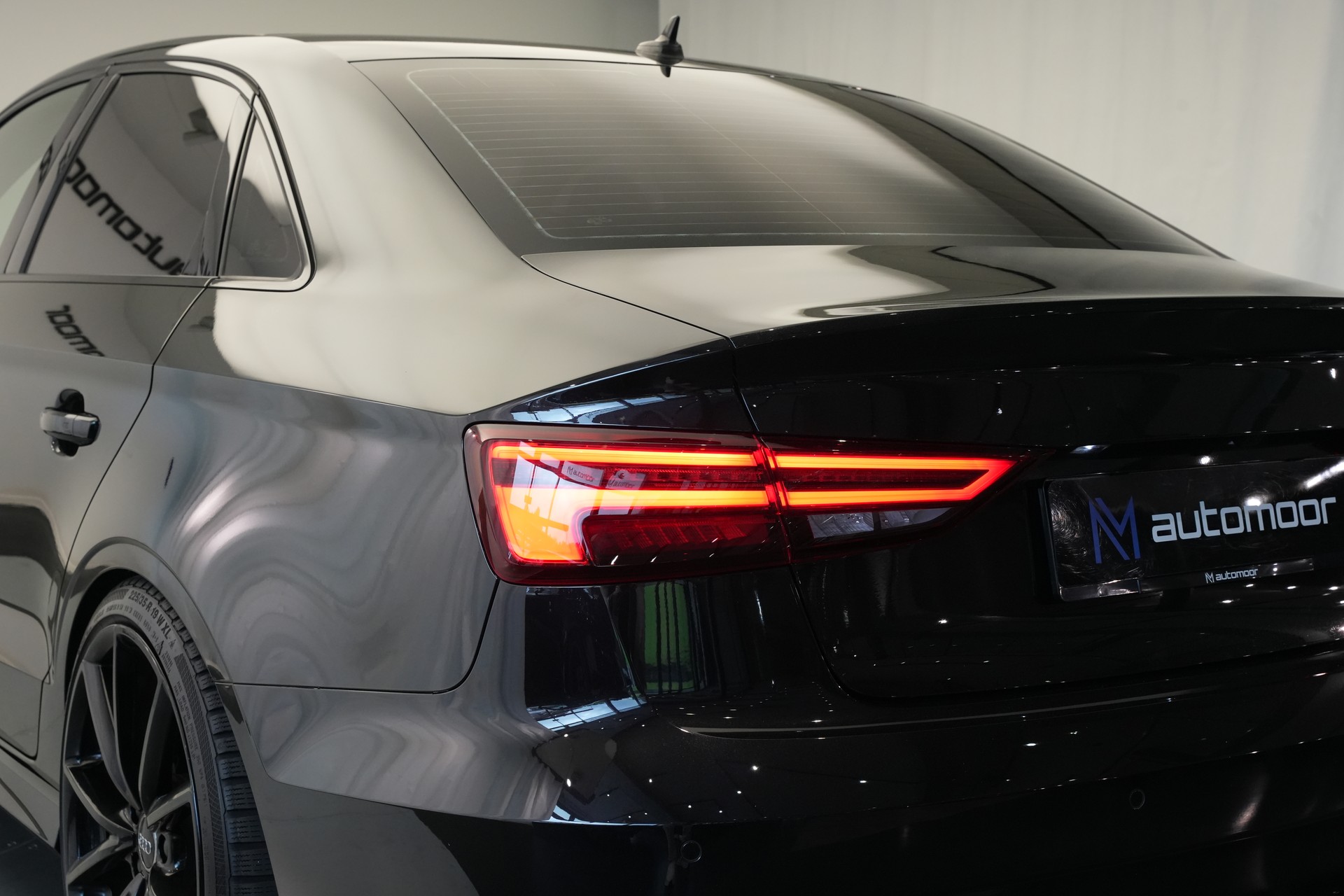 AUDI S3 Limousine 2.0 TFSI quattro S-tronic *Pantherschwarz* *Ego-X Auspuff*-image-33
