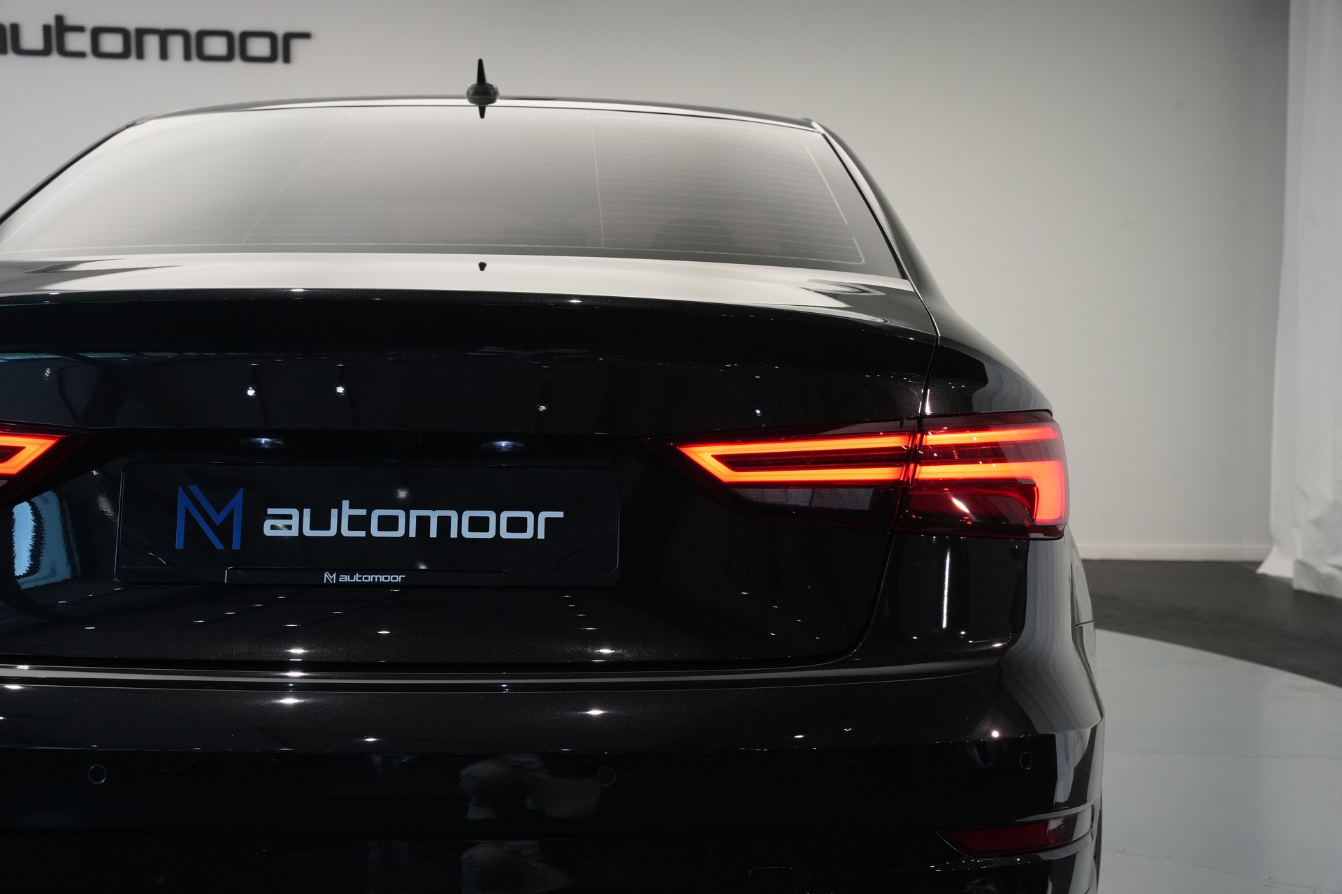 AUDI S3 Limousine 2.0 TFSI quattro S-tronic *Pantherschwarz* *Ego-X Auspuff*-image-10