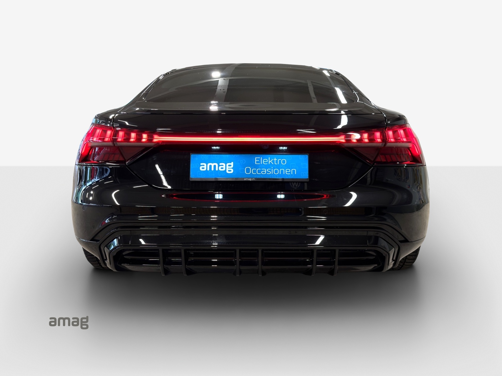 AUDI e-tron GT quattro-showroom-element-3