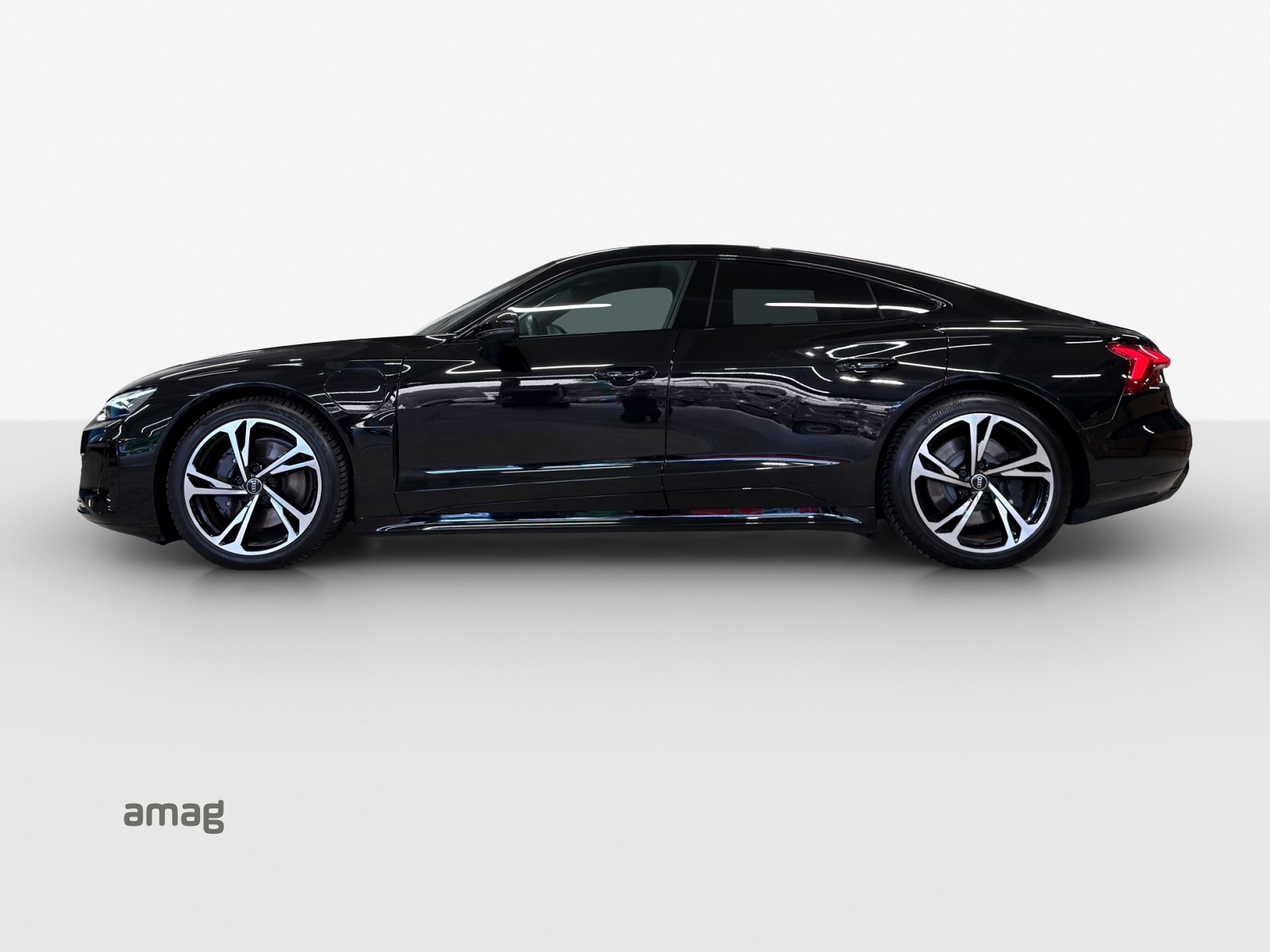 AUDI e-tron GT quattro-showroom-element-1