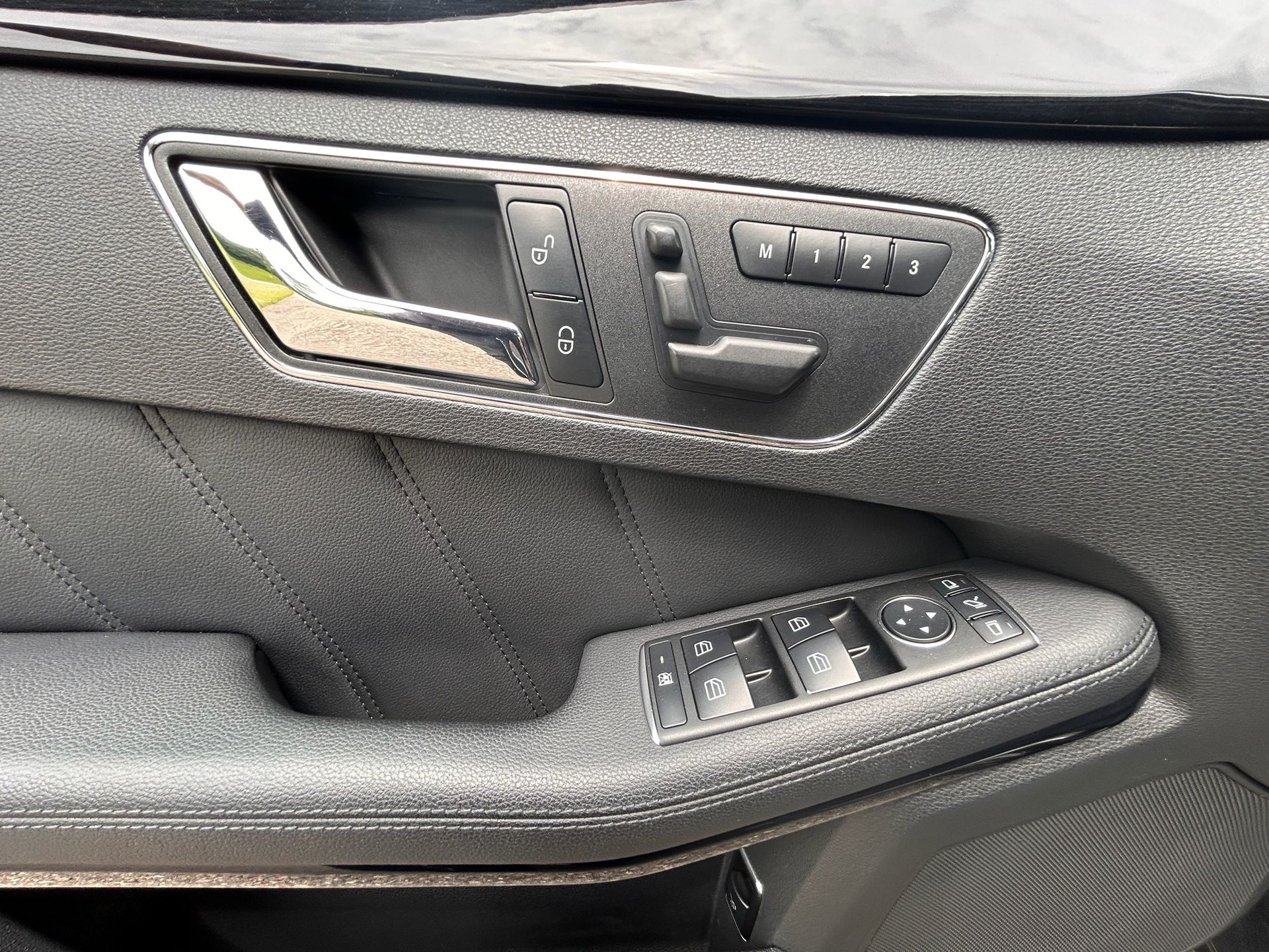 MERCEDES-BENZ E 300 CDI BlueEfficiency Avantgarde 7G-Tronic-image-16