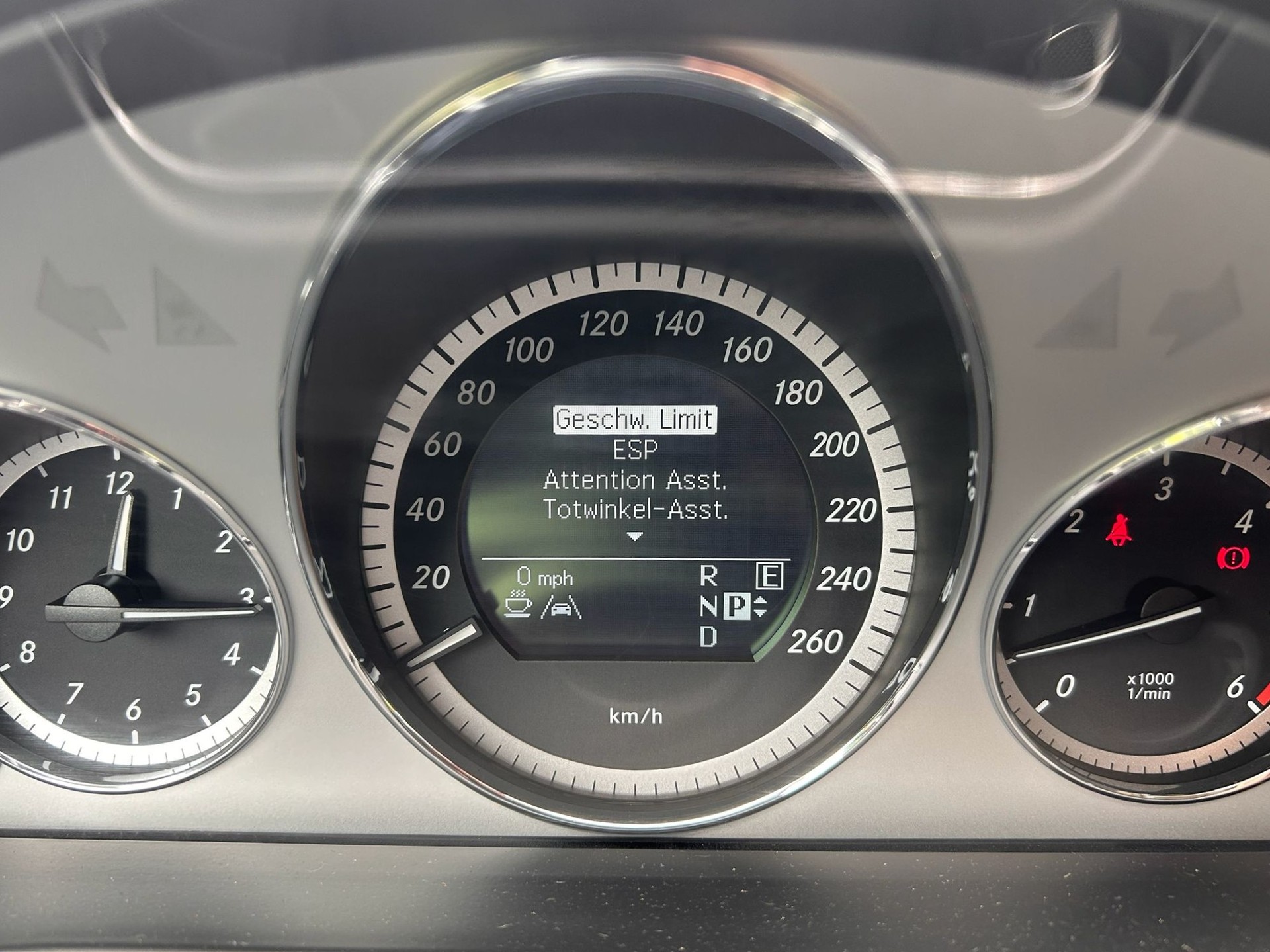 MERCEDES-BENZ E 300 CDI BlueEfficiency Avantgarde 7G-Tronic-image-21