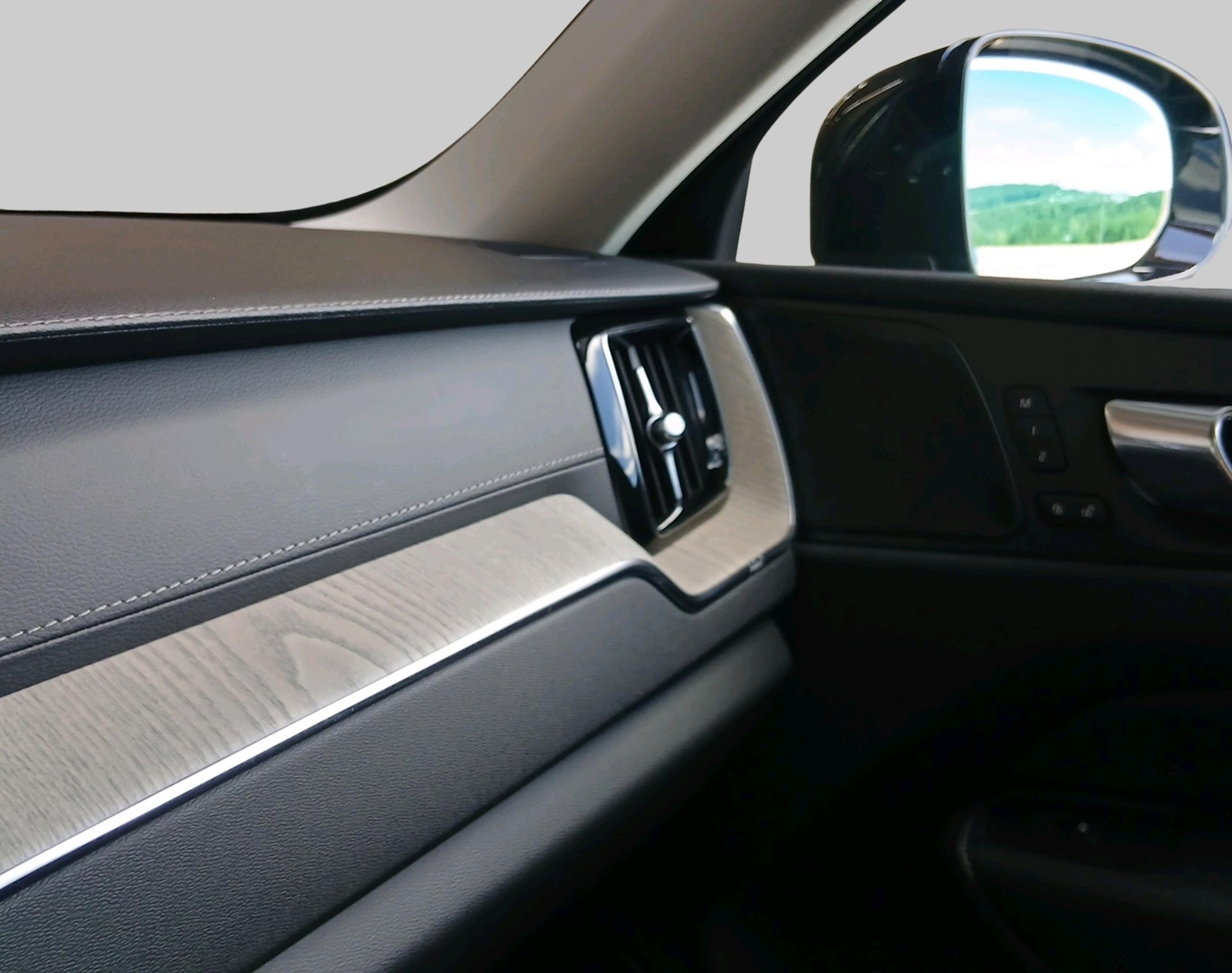 VOLVO XC60 2.0 T8 TE Inscription eAW-image-17