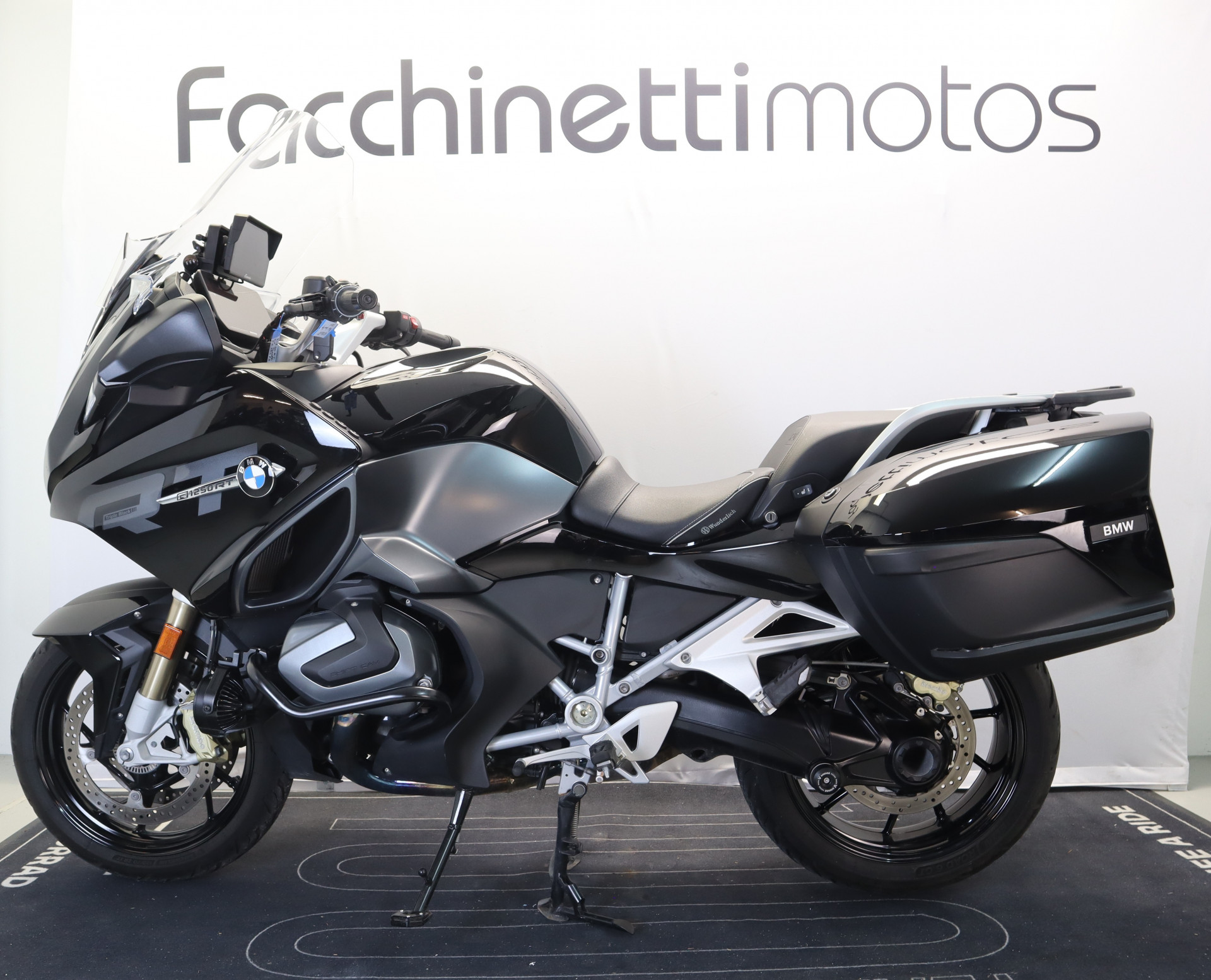 BMW R 1250 RT Triple Black-showroom-element-1