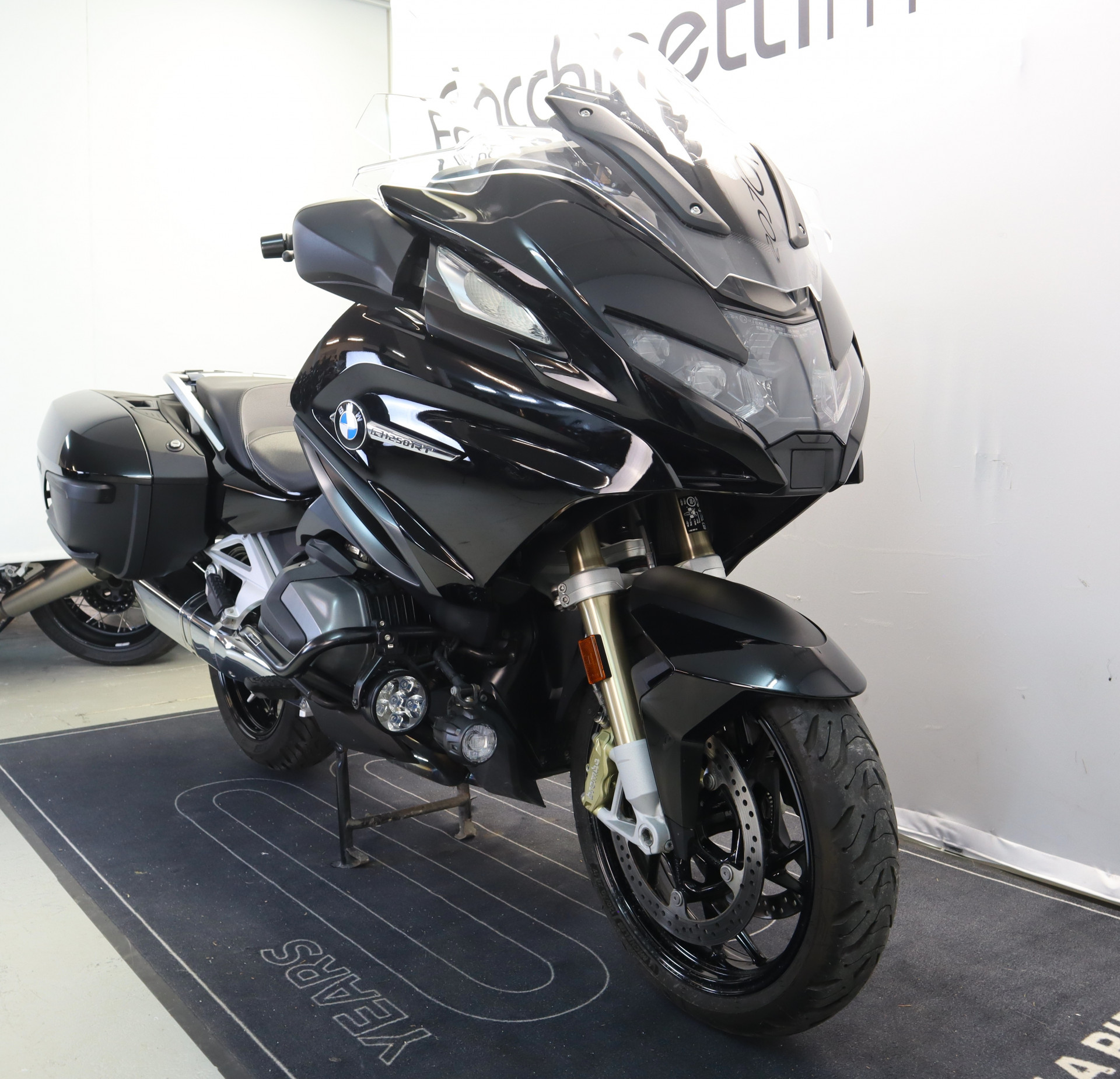 BMW R 1250 RT Triple Black-showroom-element-2