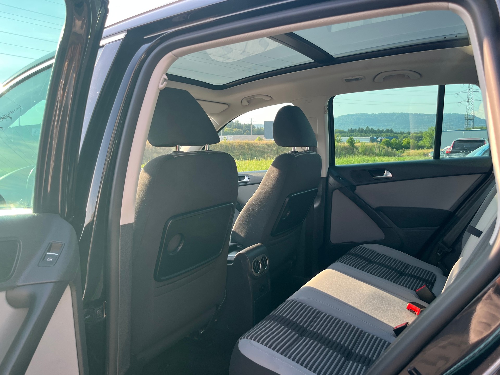 VW Tiguan 2.0 TSI Sport&Style-image-13