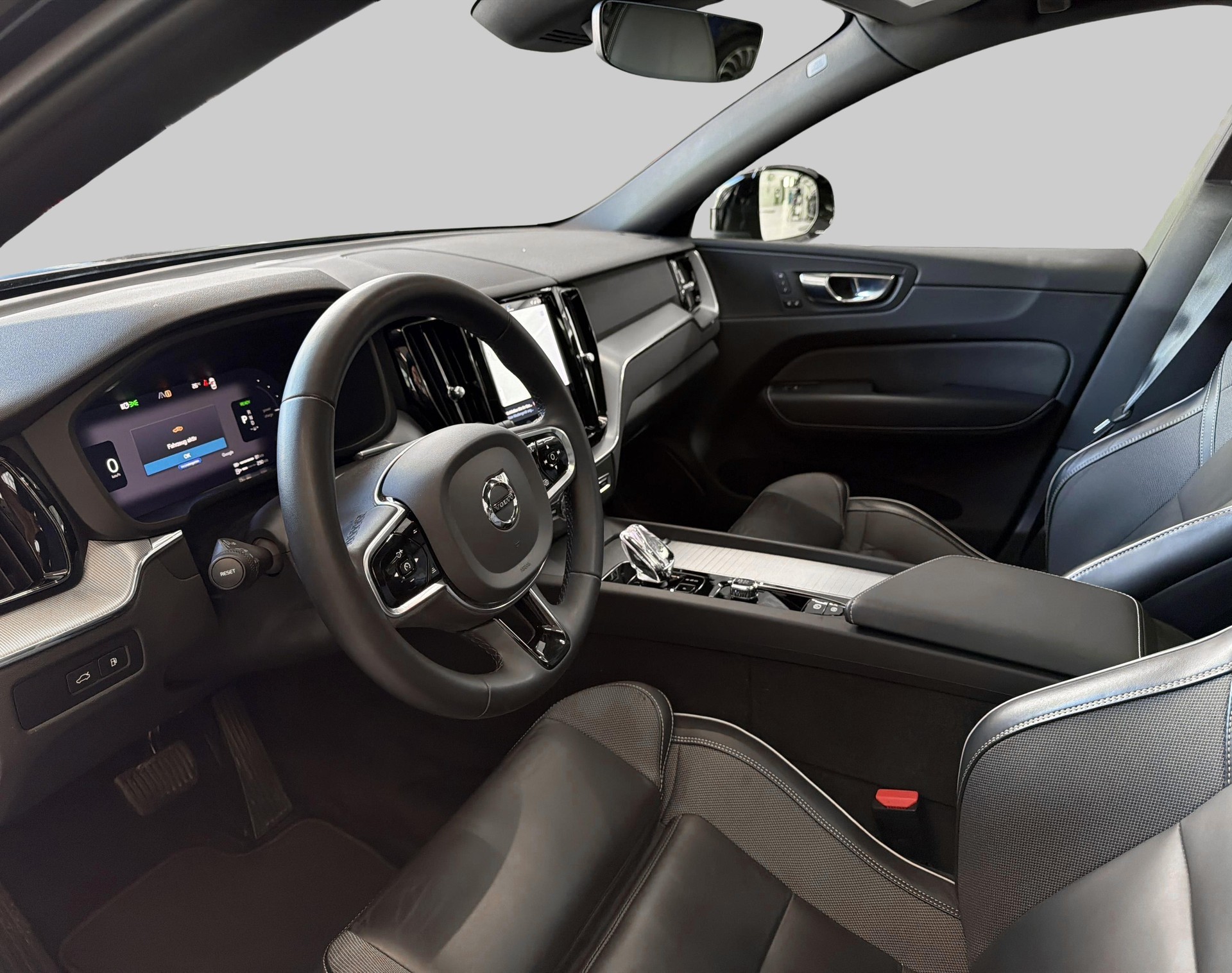 VOLVO XC60 2.0 T6 TE R-Design eAWD-image-7