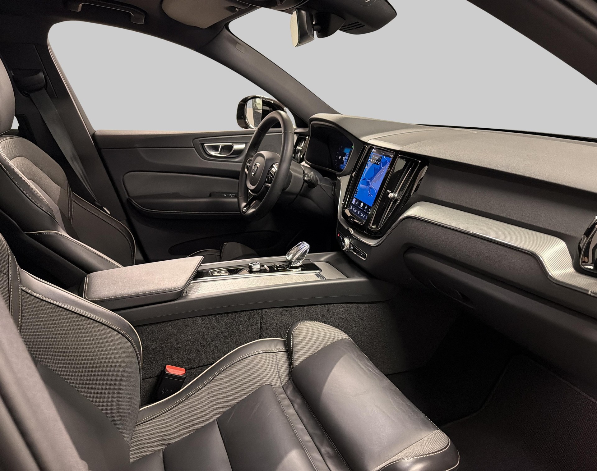 VOLVO XC60 2.0 T6 TE R-Design eAWD-image-4