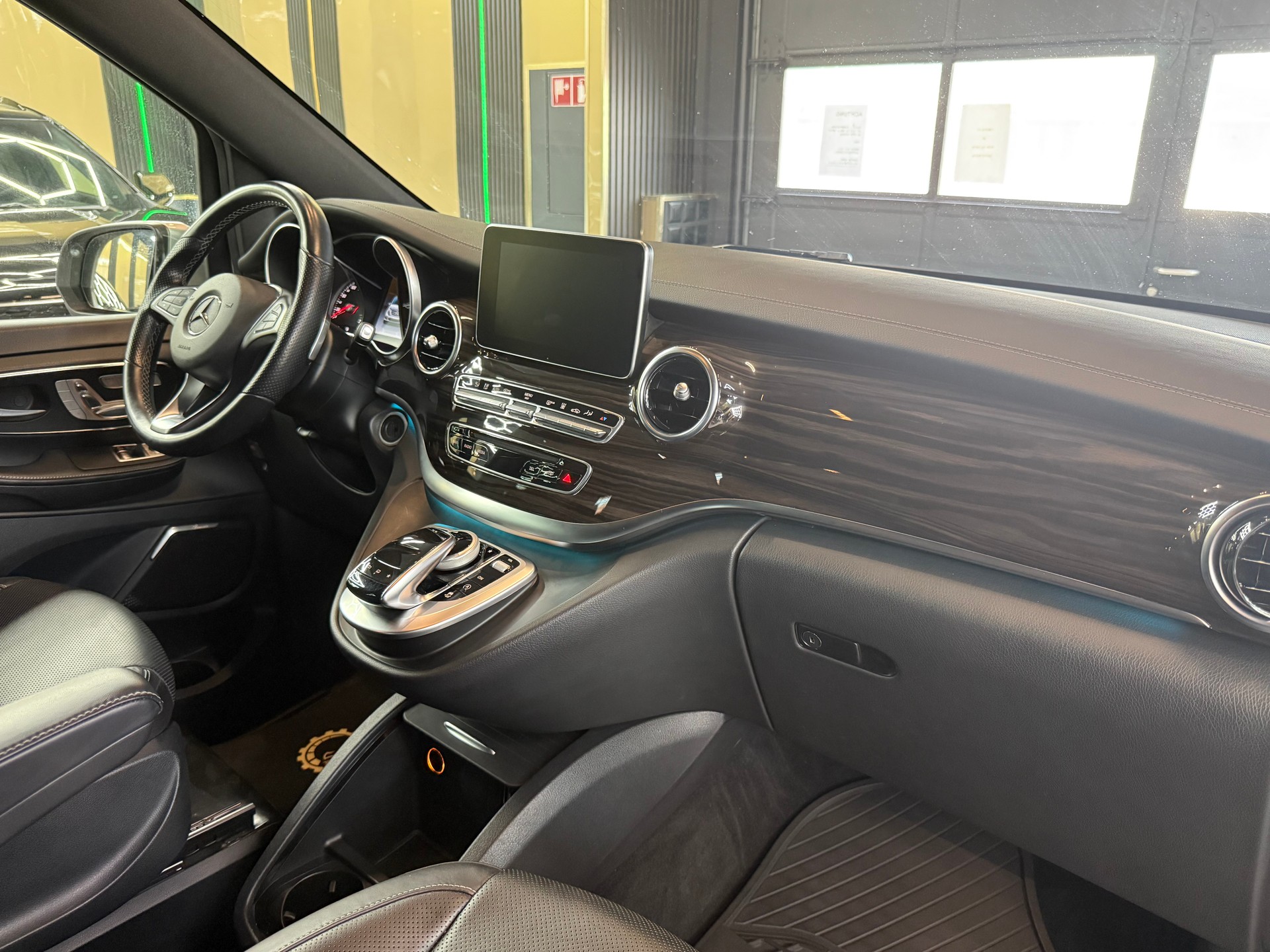 MERCEDES-BENZ V 250 d Swiss Edition lang 4Matic 7G-Tronic-image-10