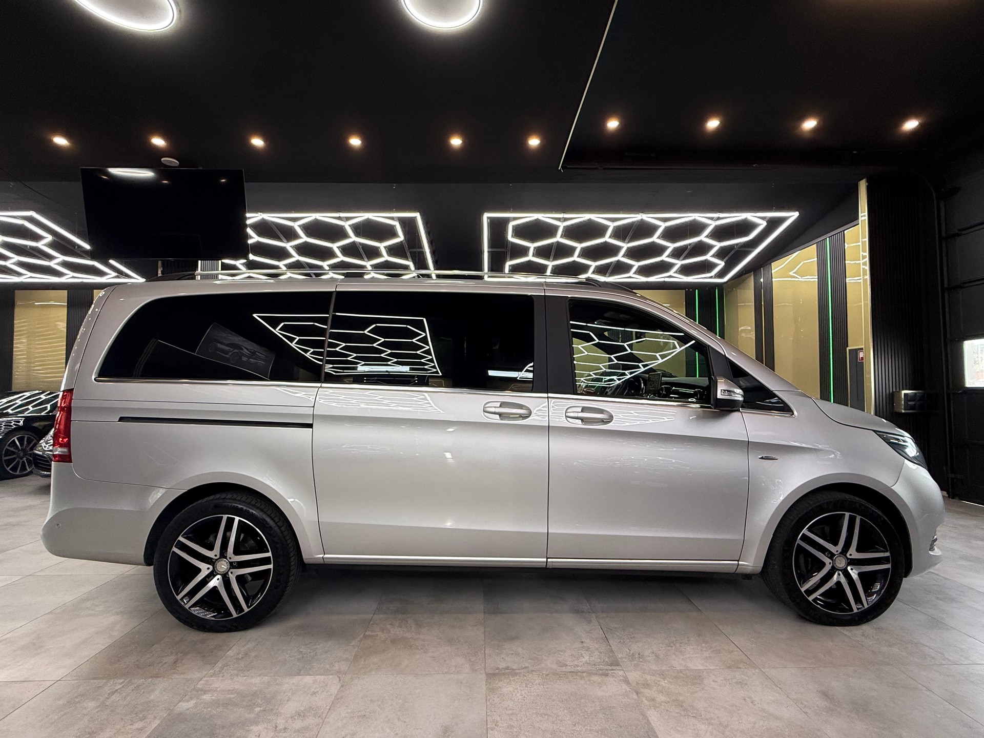 MERCEDES-BENZ V 250 d Swiss Edition lang 4Matic 7G-Tronic-showroom-element-3