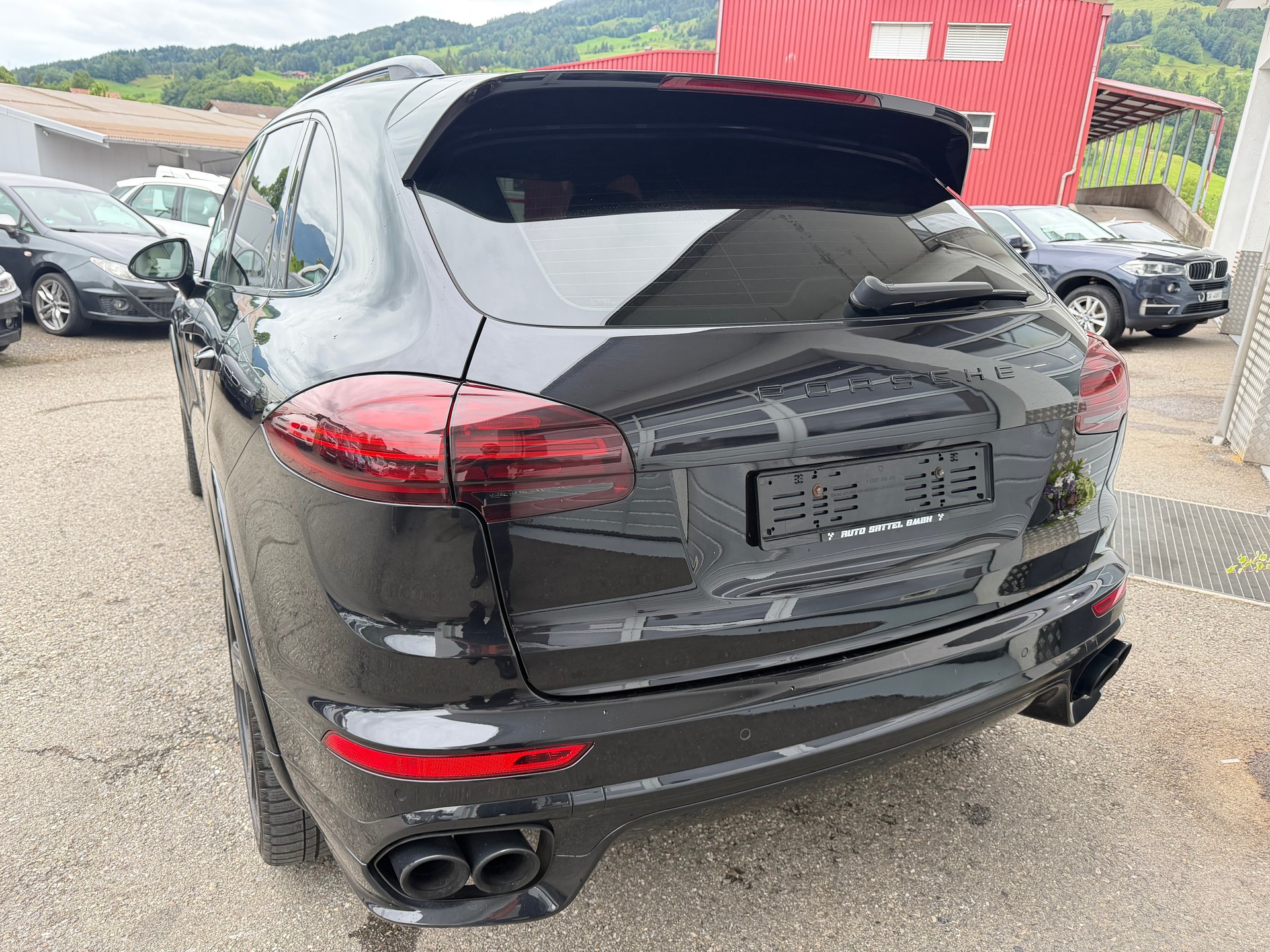 PORSCHE Cayenne Turbo-showroom-element-2