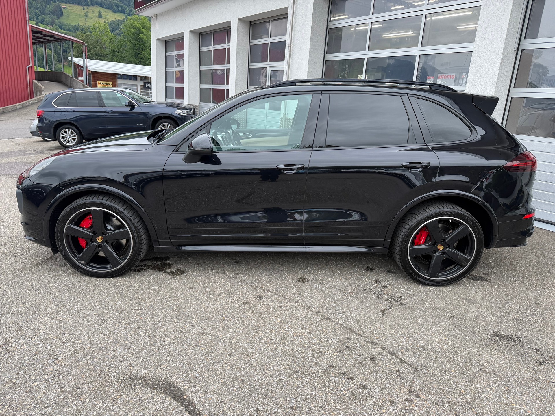 PORSCHE Cayenne Turbo-showroom-element-1
