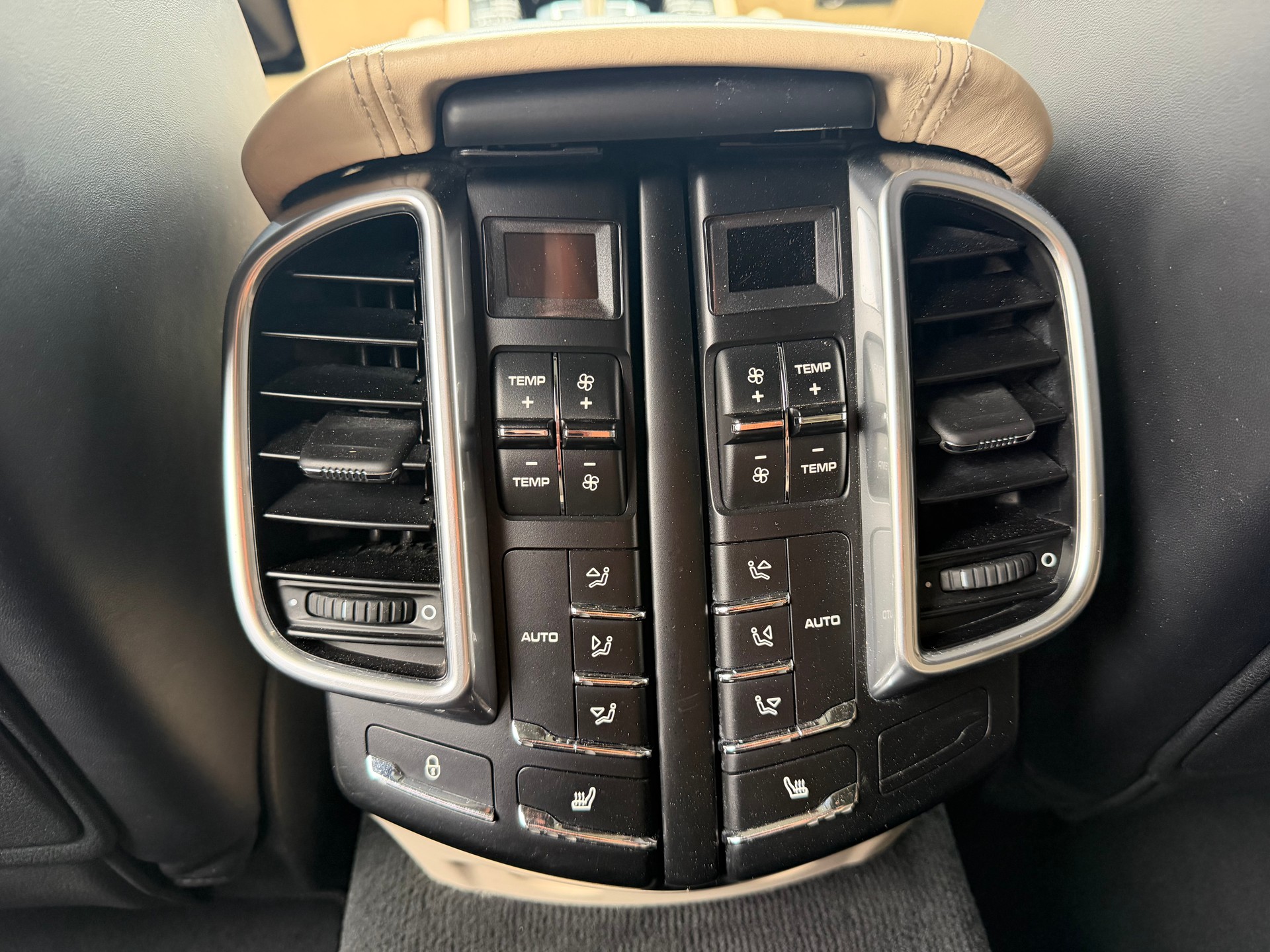 PORSCHE Cayenne Turbo-image-8
