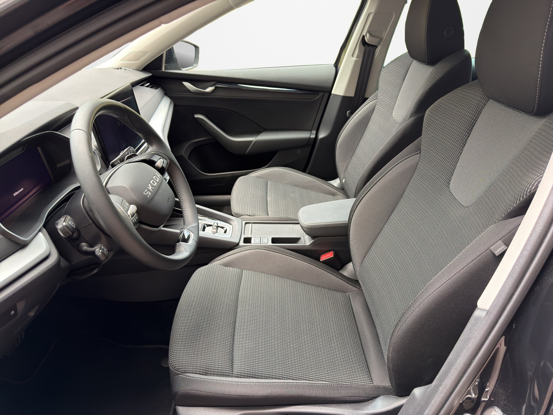 SKODA Octavia Combi 1.5 TSI Selection DSG-image-9