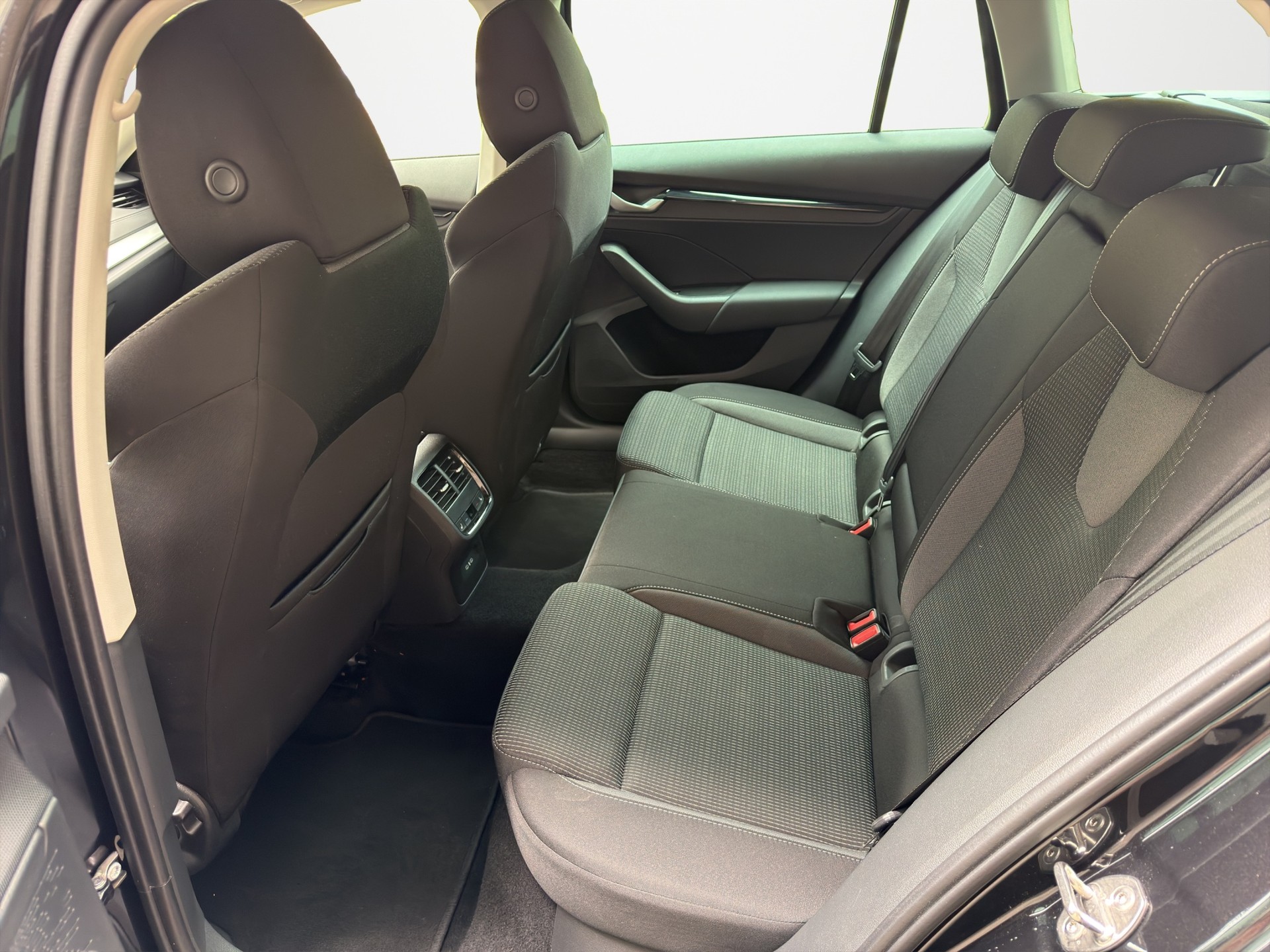 SKODA Octavia Combi 1.5 TSI Selection DSG-image-14