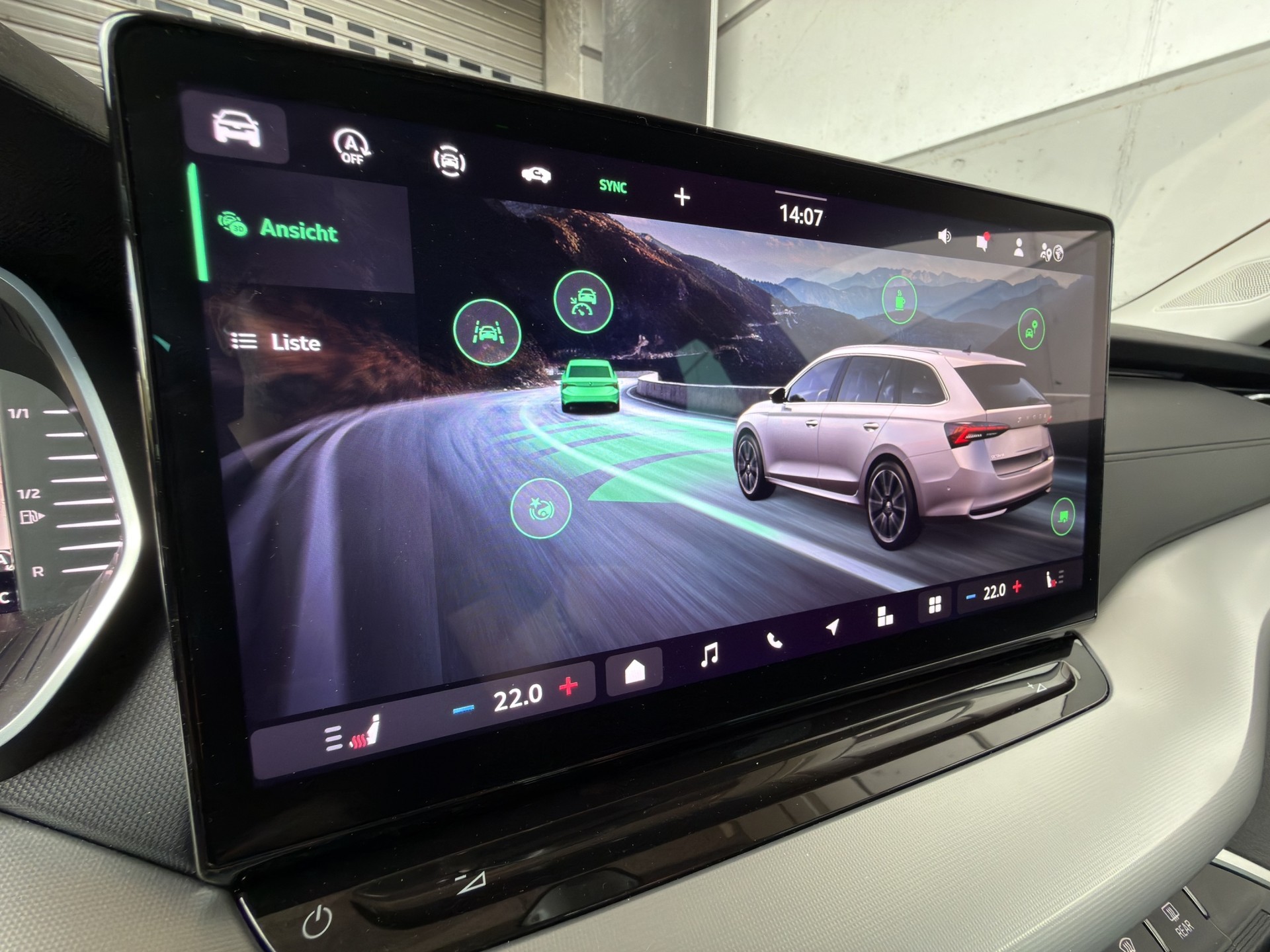 SKODA Octavia Combi 1.5 TSI Selection DSG-image-25