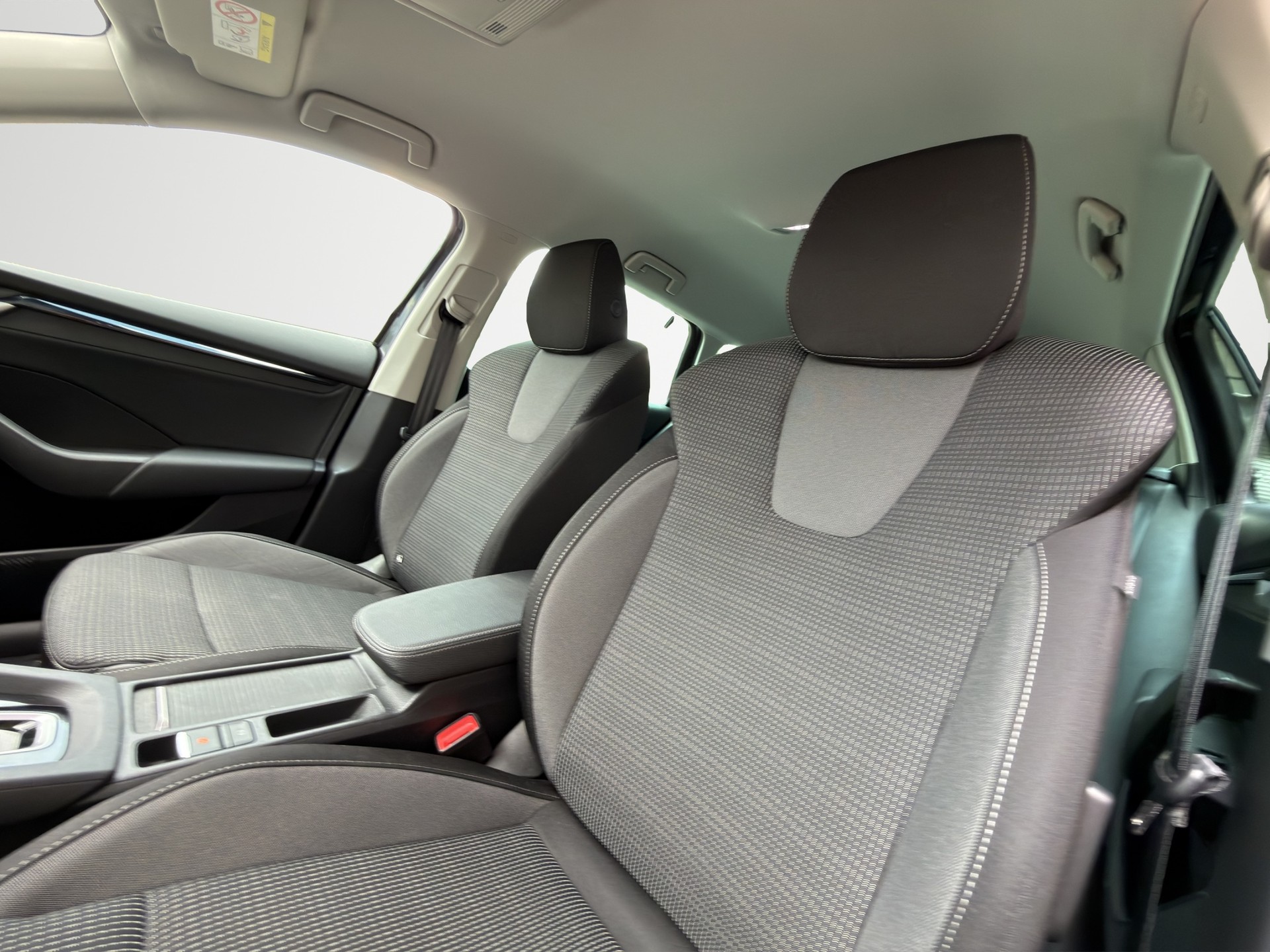 SKODA Octavia Combi 1.5 TSI Selection DSG-image-13