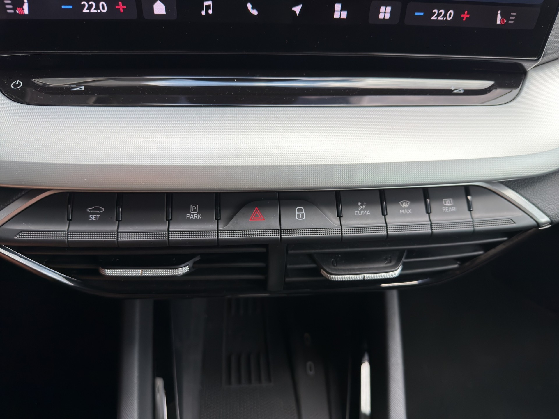 SKODA Octavia Combi 1.5 TSI Selection DSG-image-26