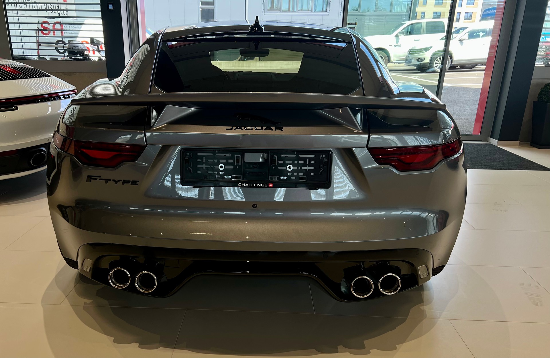 JAGUAR F-Type Coupé 5.0 V8 R-Dynamic Automatik AWD-image-3