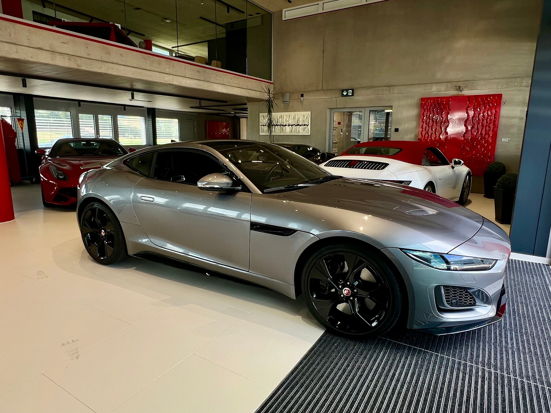 JAGUAR F-Type Coupé 5.0 V8 R-Dynamic Automatik AWD-image-2