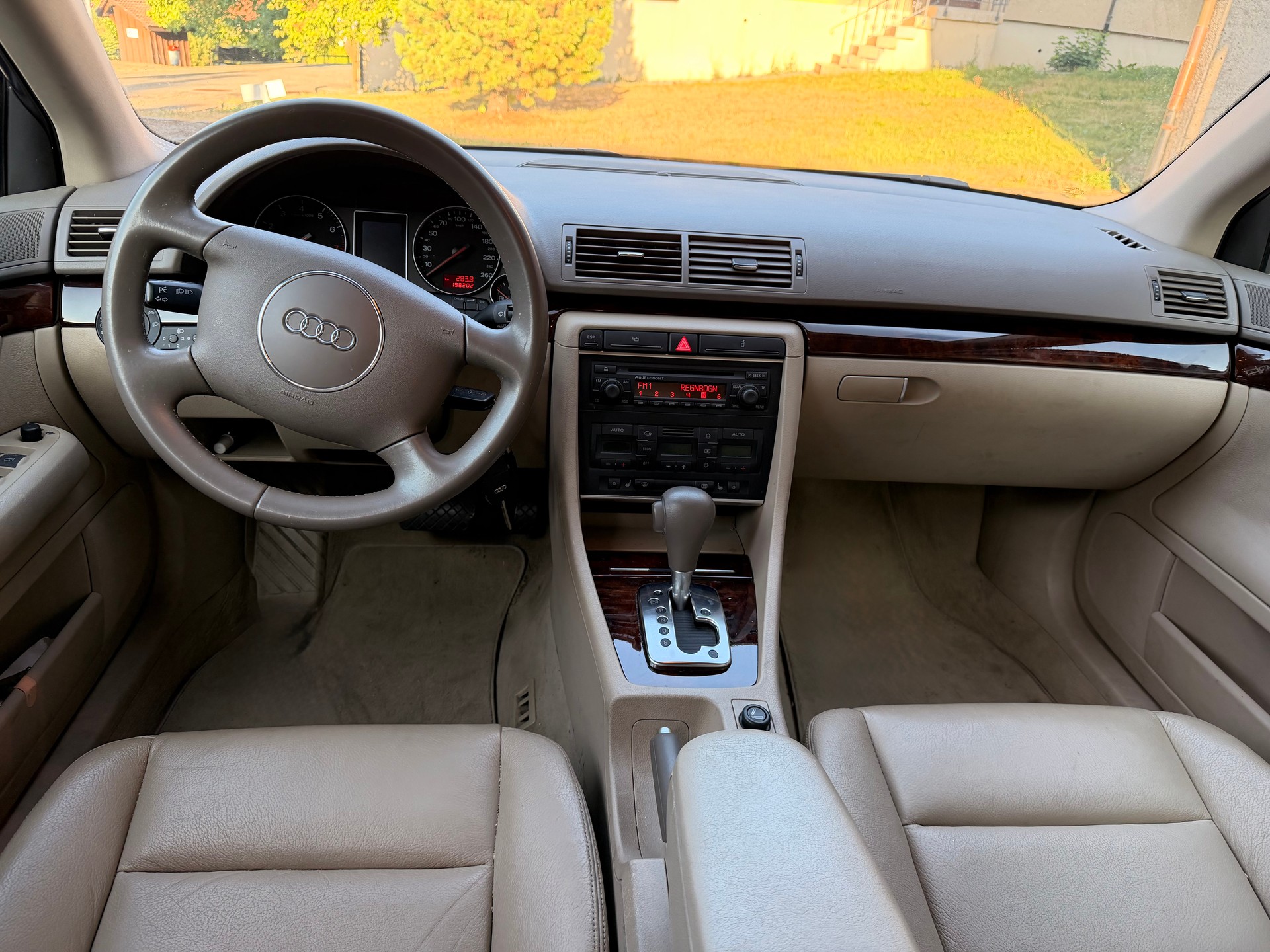 AUDI A4 Avant 2.0 FSI-image-9