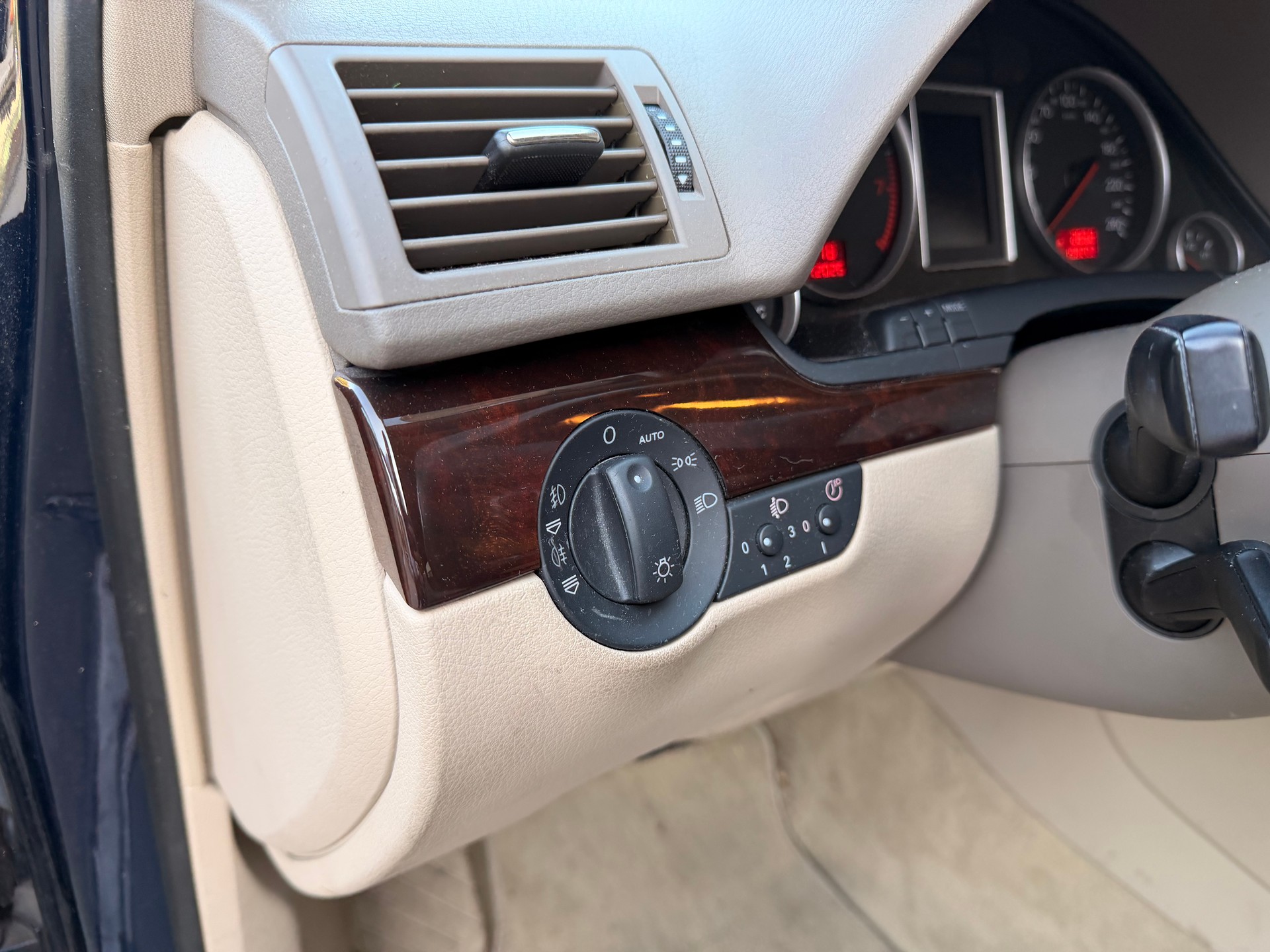 AUDI A4 Avant 2.0 FSI-image-12
