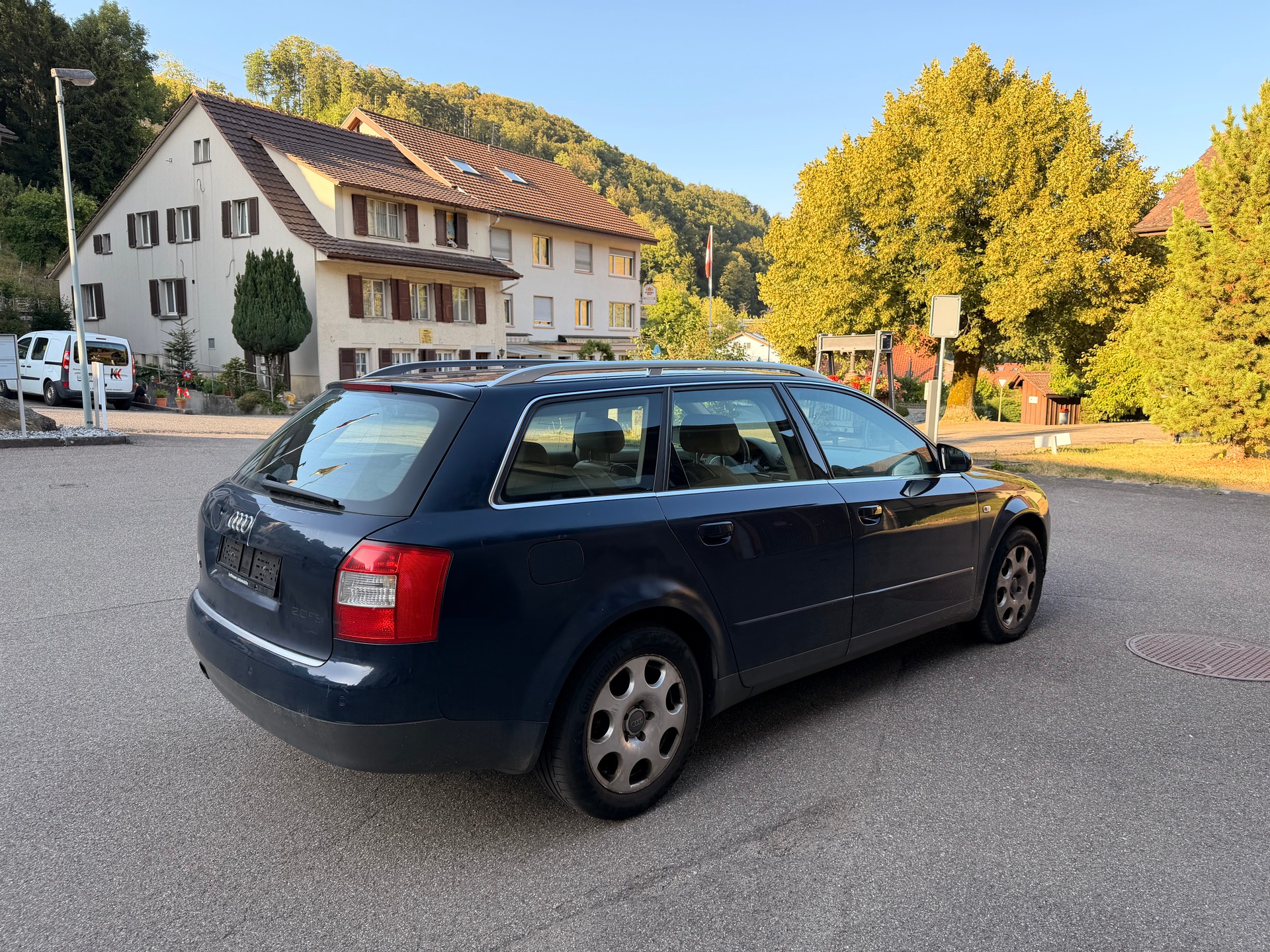 AUDI A4 Avant 2.0 FSI-image-5