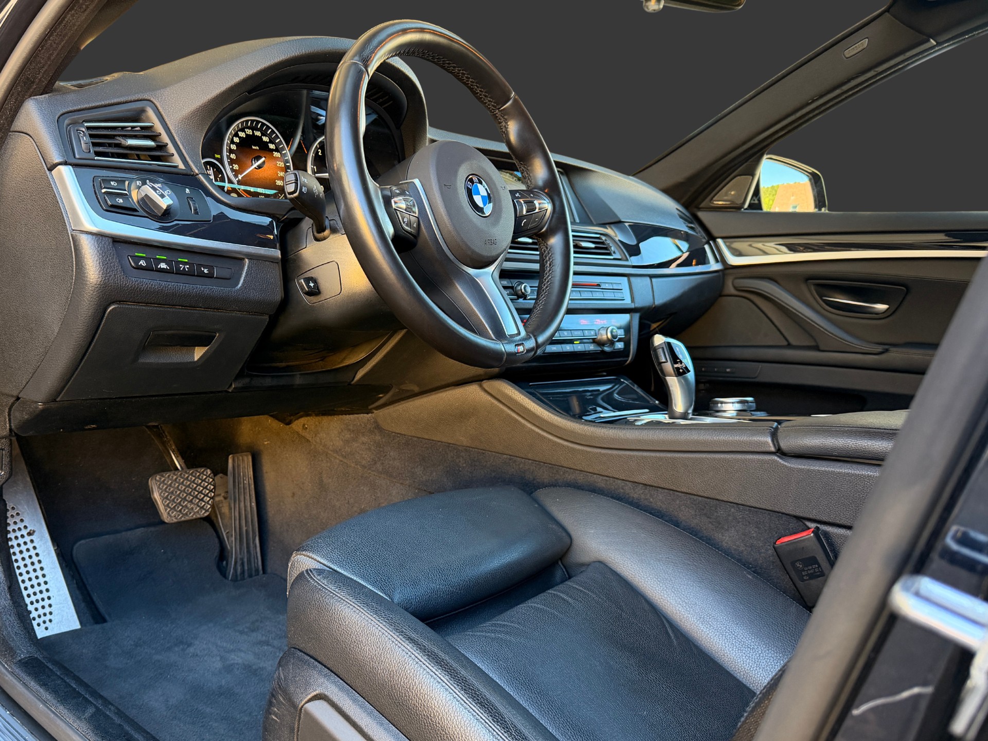 BMW 530d Touring xDrive M Sport Steptronic-image-14