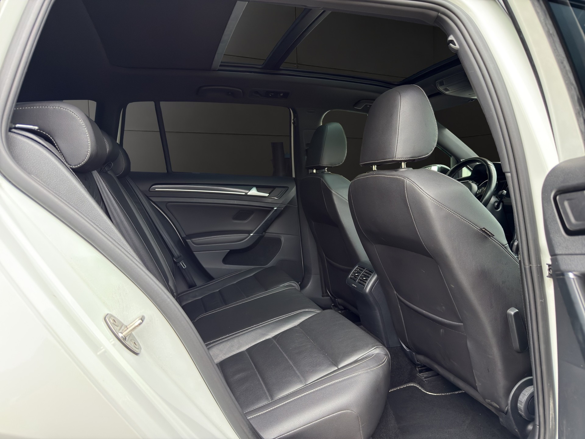 VW Variant 2.0 TSI R 4 Motion DSG-image-12