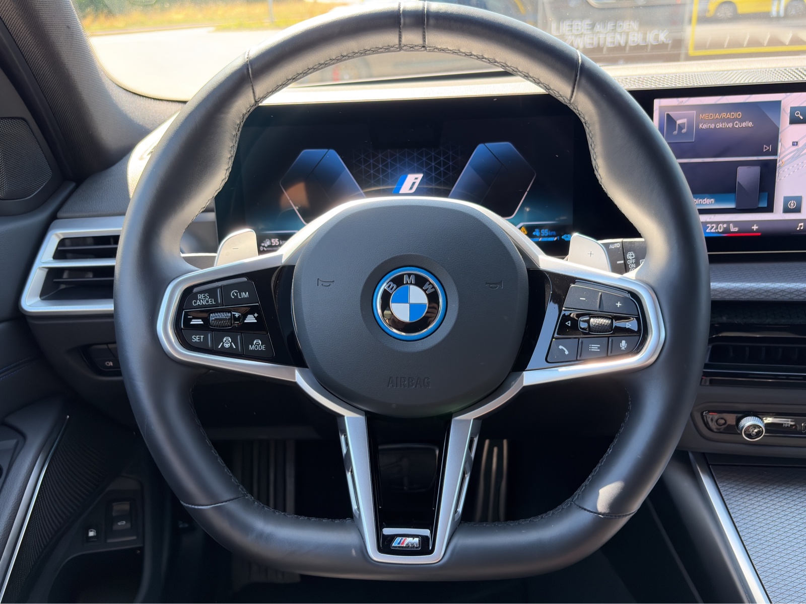 BMW 330e xDrive Touring M Sportpaket-image-12