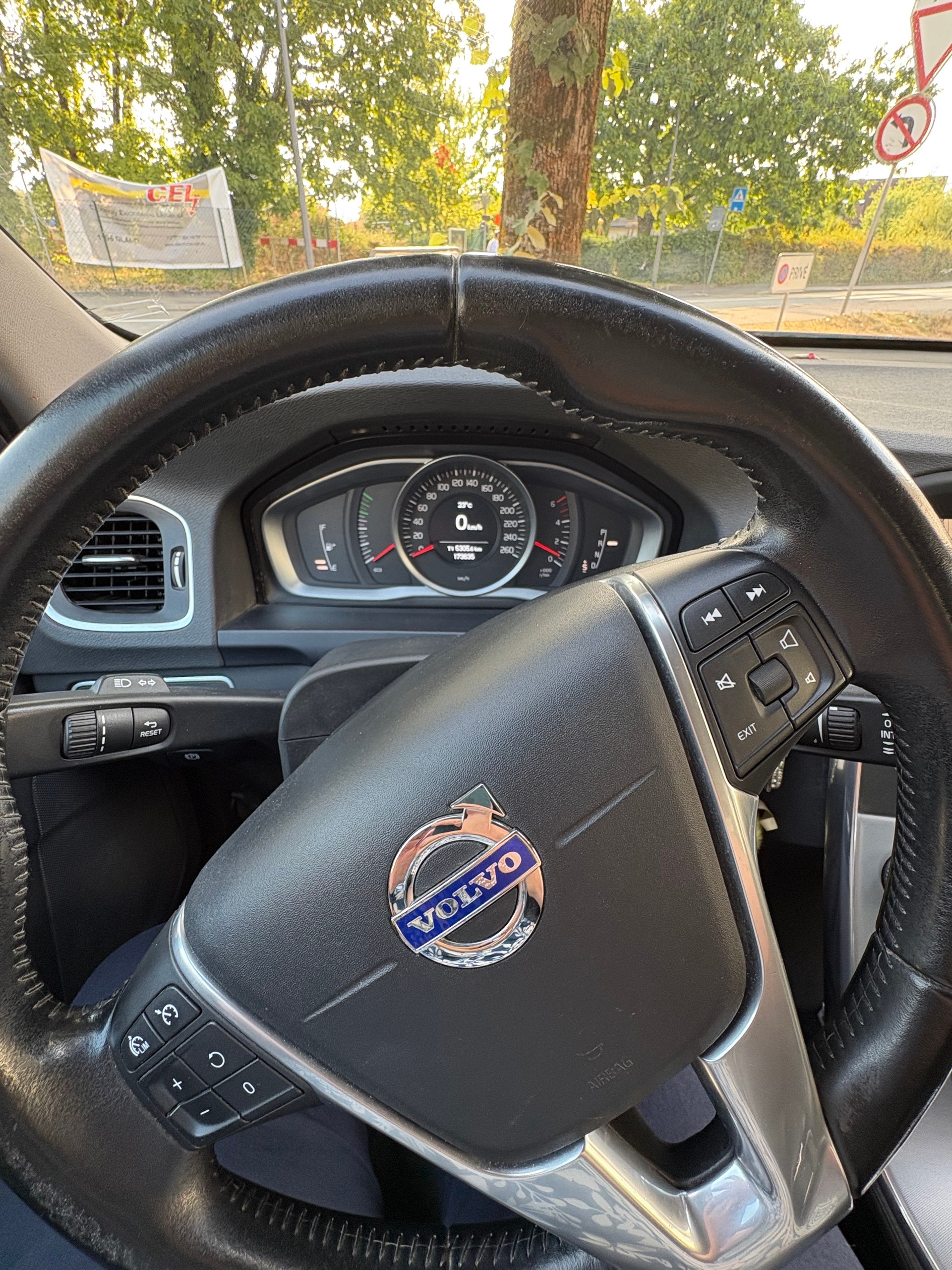VOLVO 2.4 D4 Momentum AWD S/S-image-3