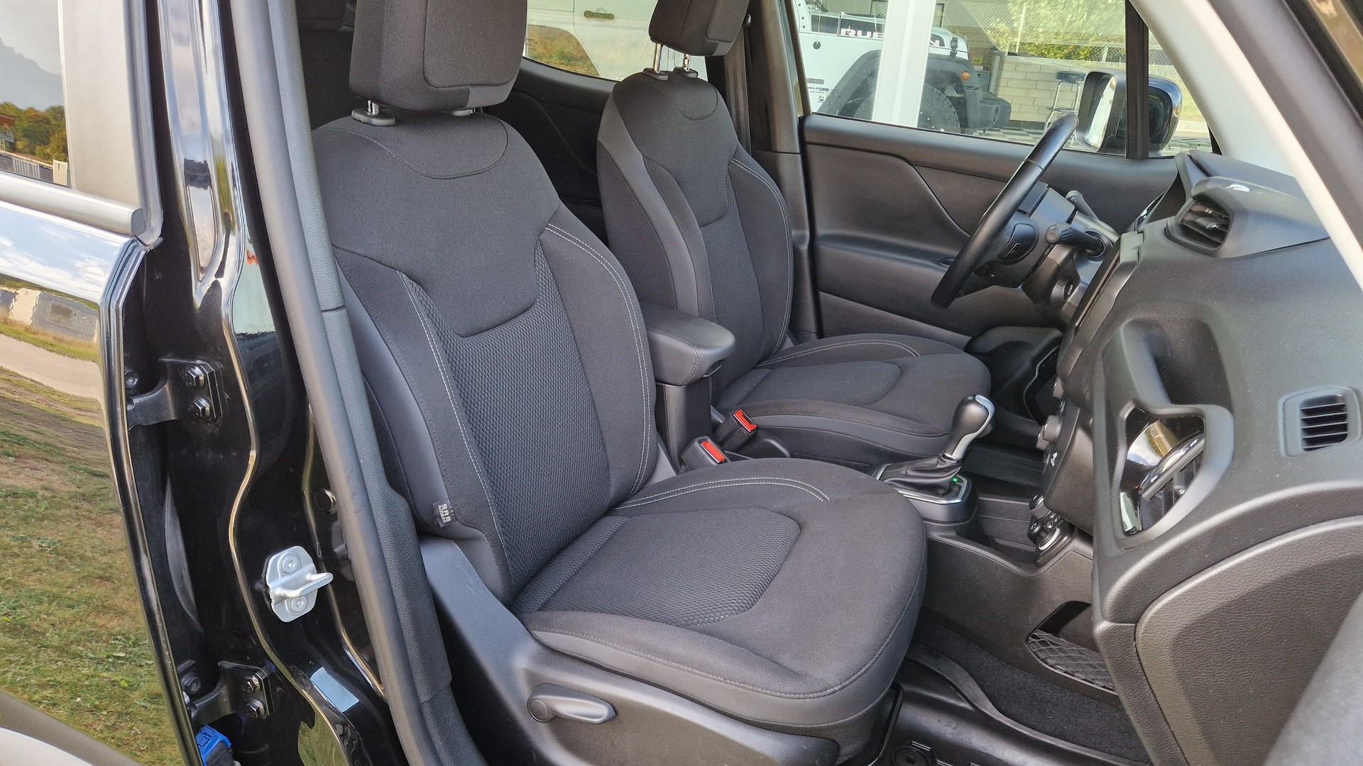 JEEP Renegade 1.3 Turbo S AWD-image-12