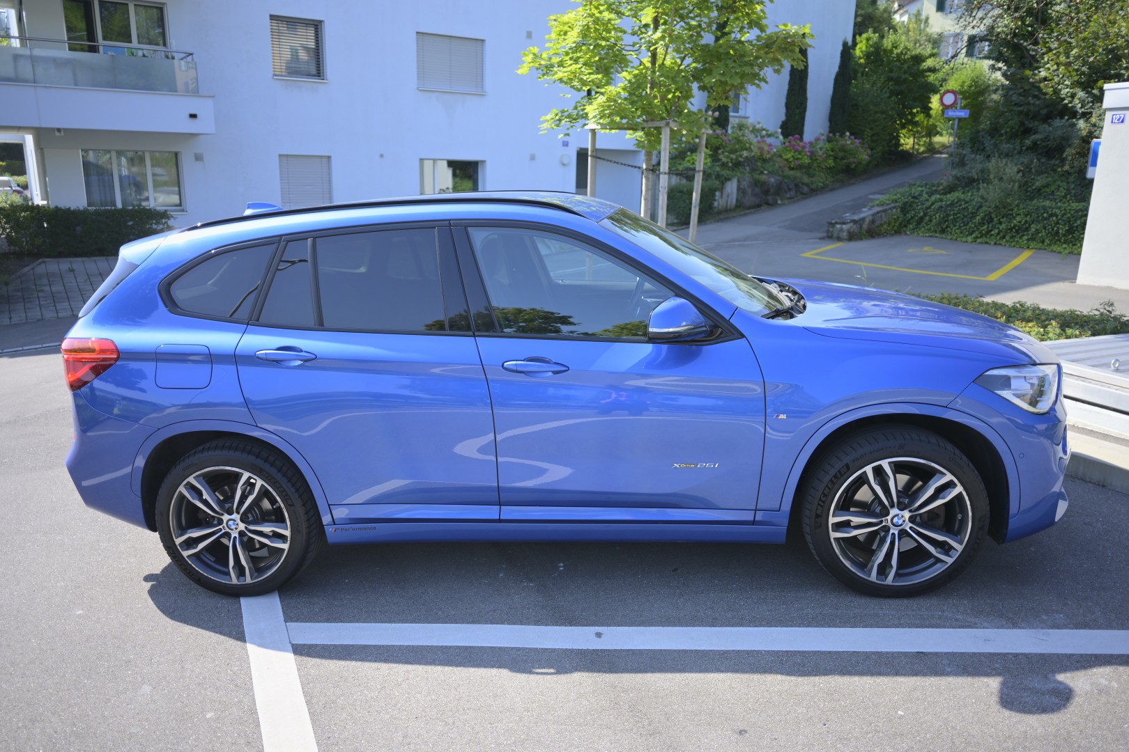 BMW 25i xDrive-image-1